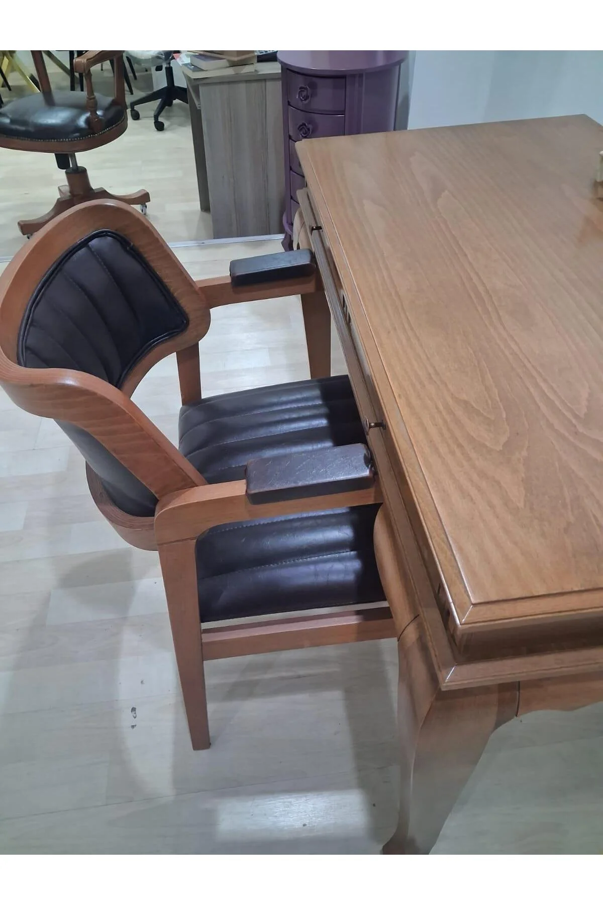 Çalışma Masa Klasik Alt İlhm 90630 Dilimli Sandalye Lüks Klasik Ceviz Renk Model Çalışma Masa Klasik Alt İlhm 90630 Dilimli Sandalye Lüks Klasik Ceviz Renk Model - Görsel 5