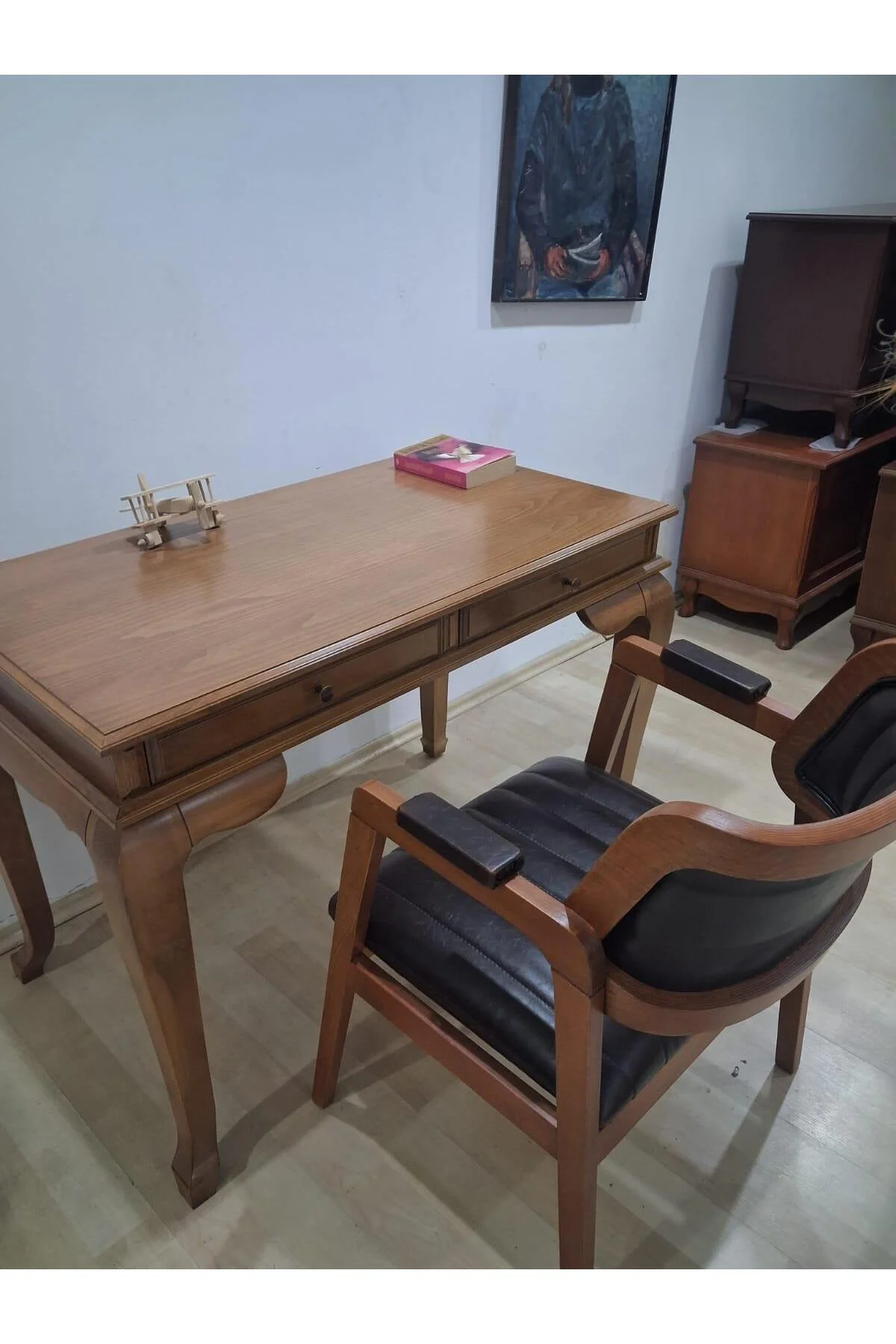 Çalışma Masa Klasik Alt İlhm 90630 Dilimli Sandalye Lüks Klasik Ceviz Renk Model Çalışma Masa Klasik Alt İlhm 90630 Dilimli Sandalye Lüks Klasik Ceviz Renk Model