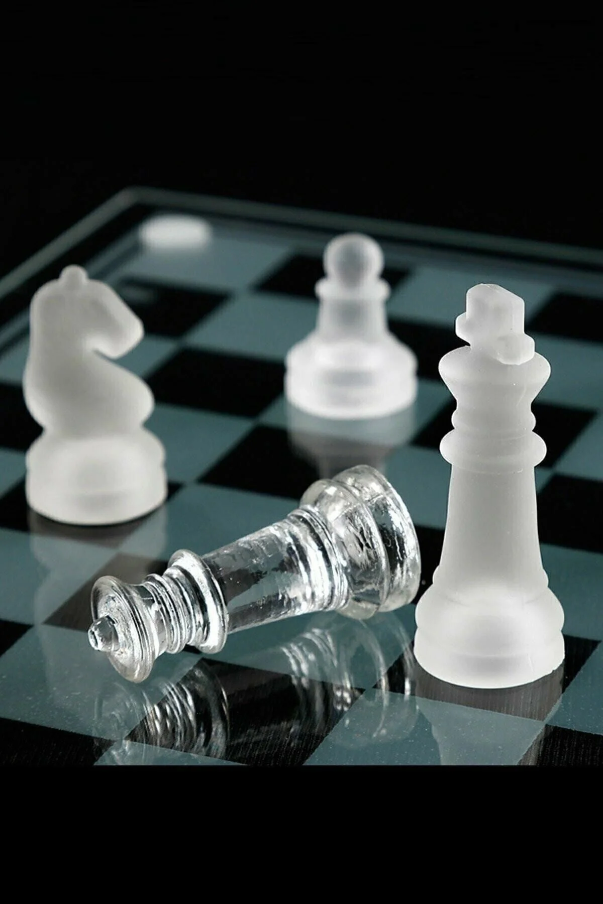 Cam satranç takımı 20x20 cm boyutunda şeffaf cam taşlar ve cam satranç tahtası ile