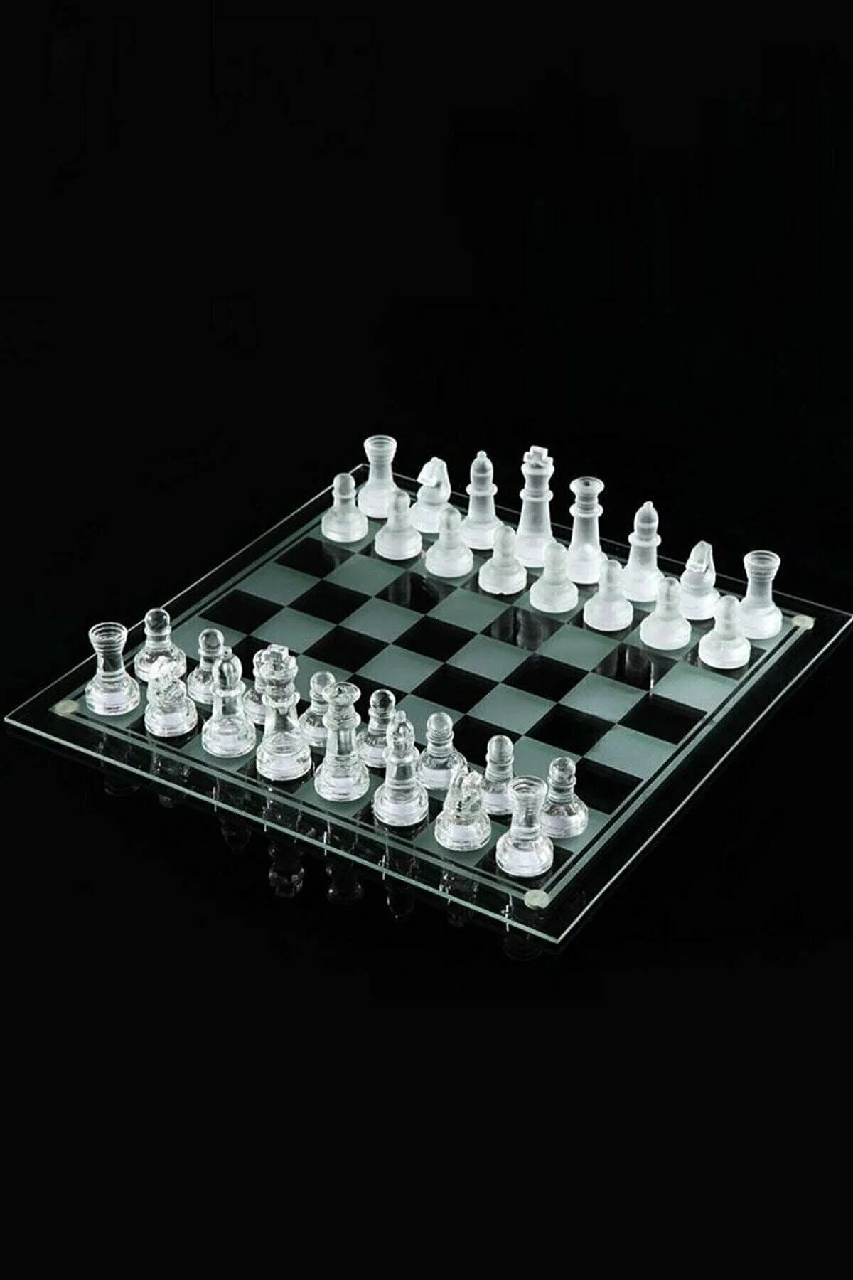 Cam satranç takımı 20x20 cm boyutunda şeffaf cam taşlar ve cam satranç tahtası ile