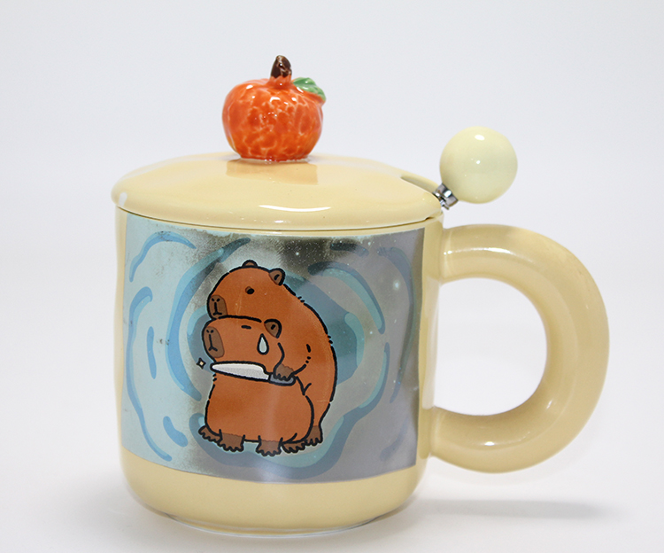 Capybara Desenli Kapaklı Kaşıklı Porselen Kupa Bardak Capybara Desenli Kapaklı Kaşıklı Porselen Kupa Bardak