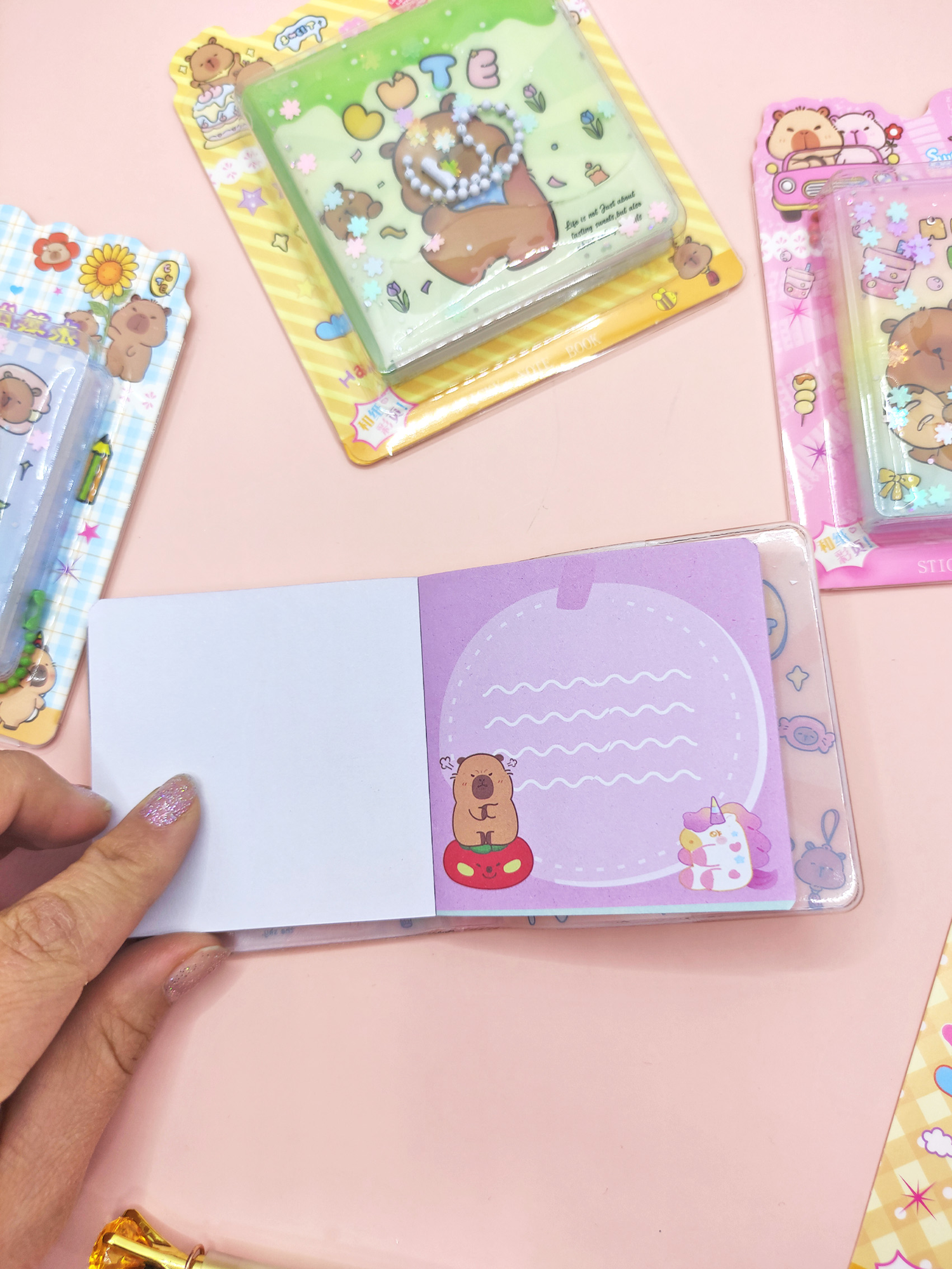 Capybara Sulu Pullu Anahtarlıklı Stickerlı Kapibara Not Defteri ( Capybara Sulu Pullu Anahtarlıklı Stickerlı Kapibara Not Defteri (