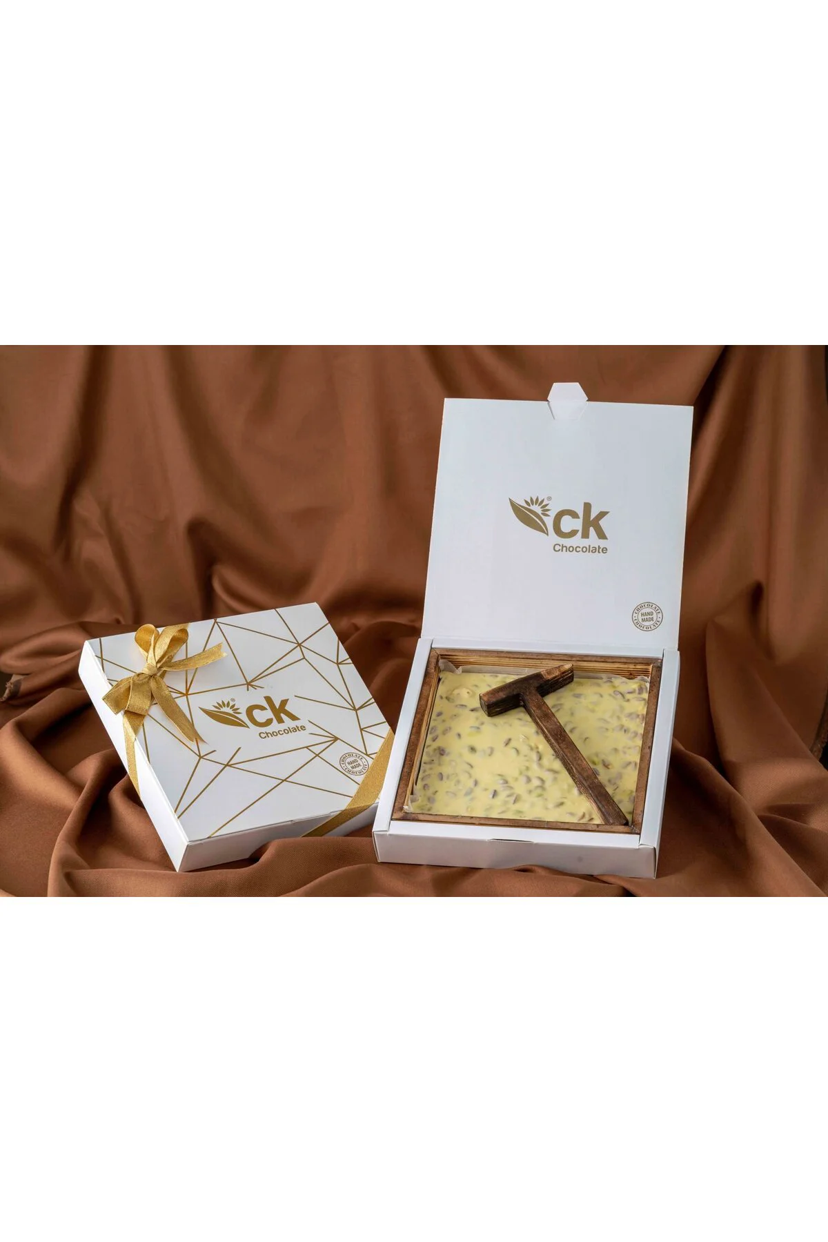 Çekiçli Ahşap Kutu Fildişi Antep Fıstıklı Beyoğlu Çikolata 500 g