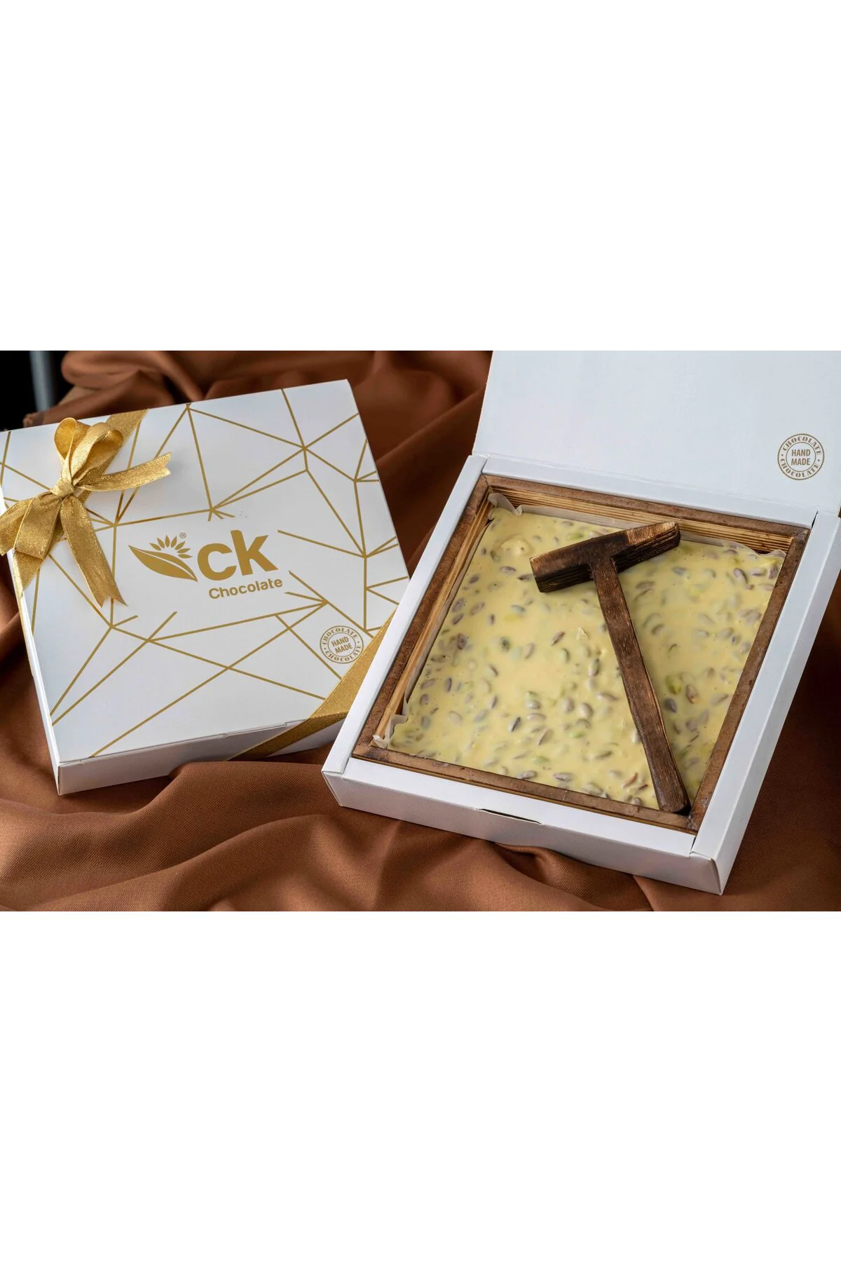 Çekiçli Ahşap Kutu Fildişi Antep Fıstıklı Beyoğlu Çikolata 500 g