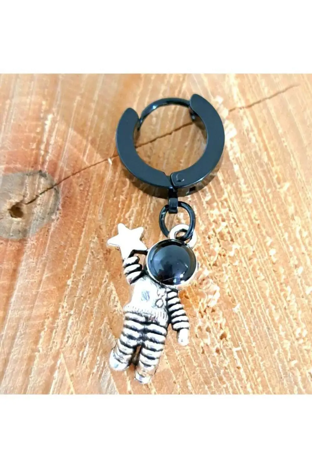 Çelik Astronotlu Siyah Küpe