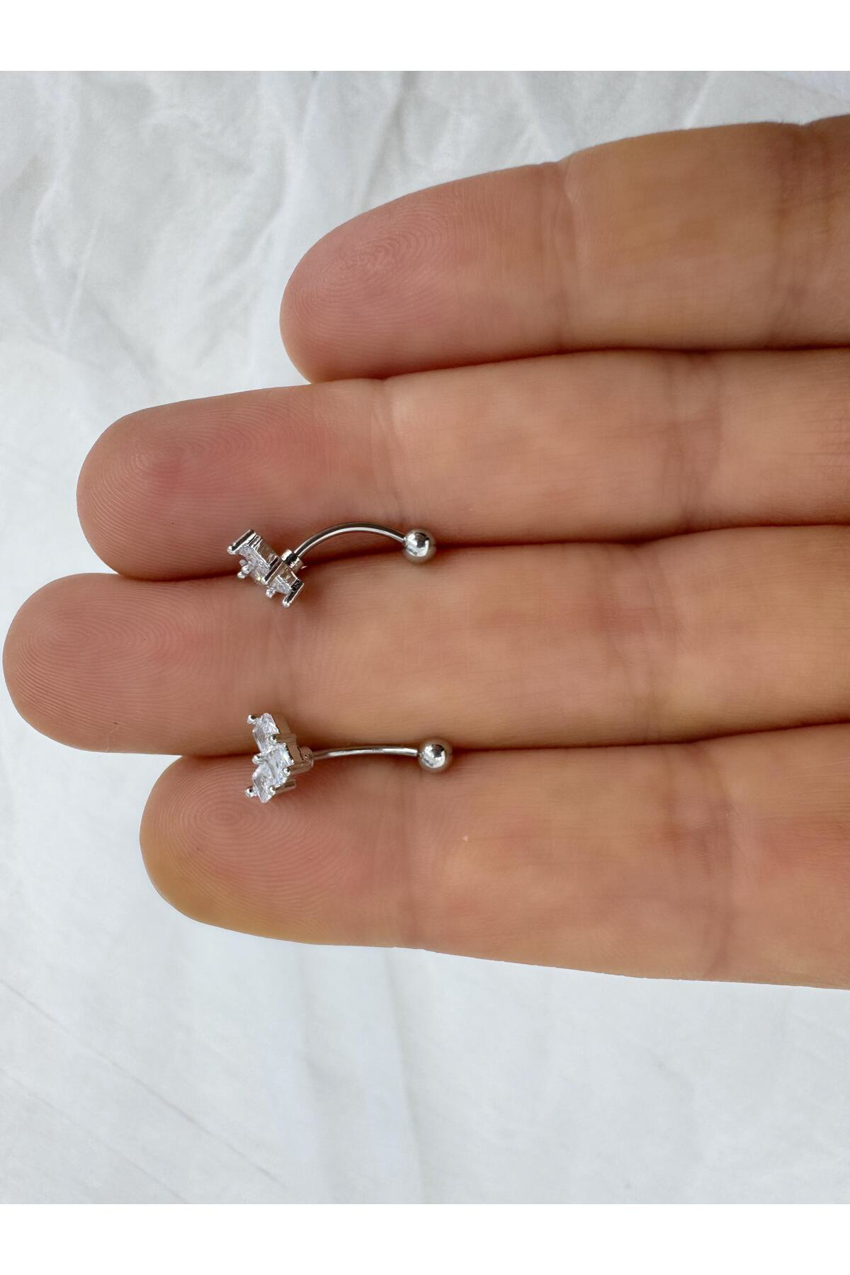 ÇELİK BARLI ZİRKON TAŞLI KALPLİ ROOK PİERCİN ( 1 ADET )