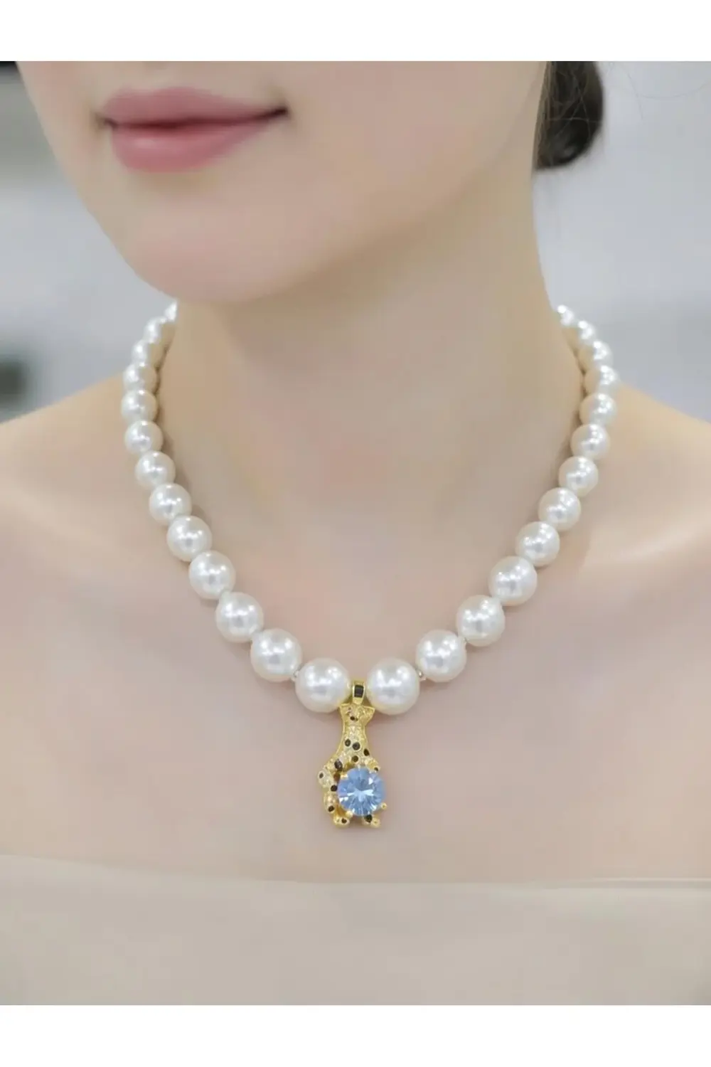 Çelik figürlü inci kolye