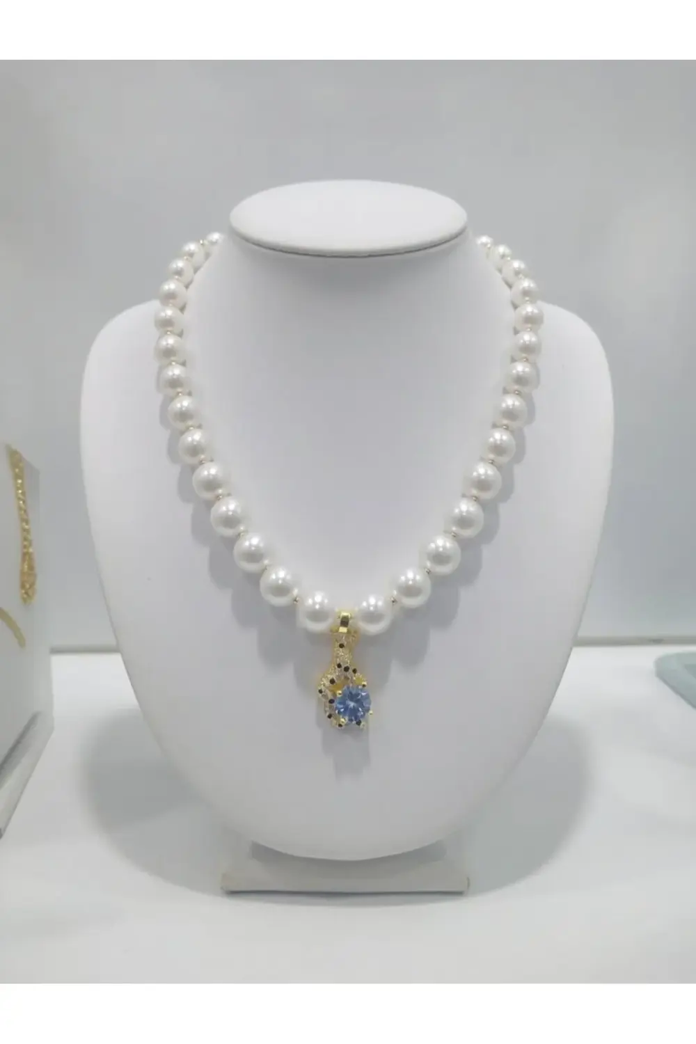 Çelik figürlü inci kolye