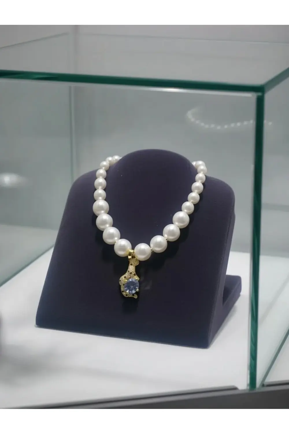 Çelik figürlü inci kolye