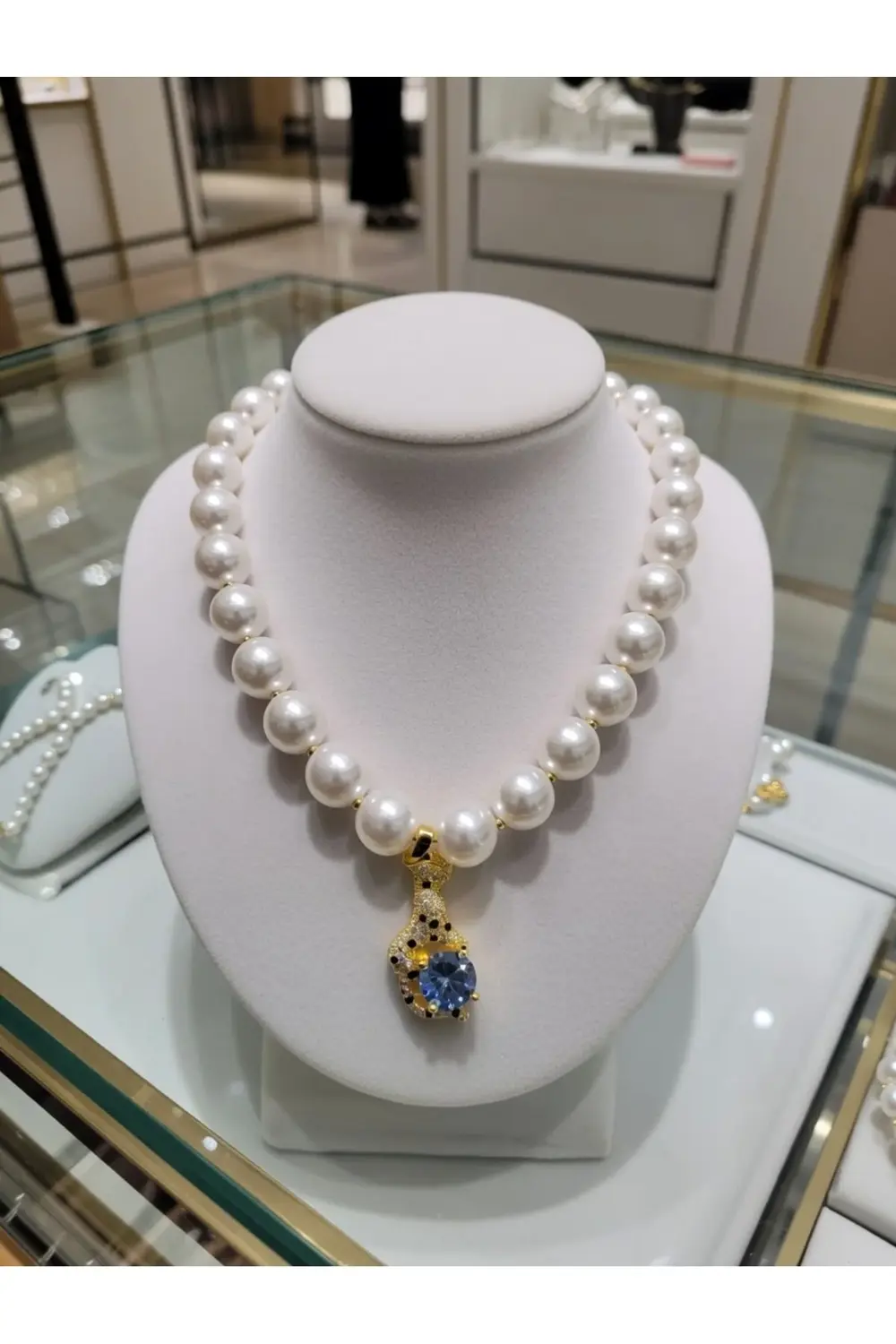 Çelik figürlü inci kolye