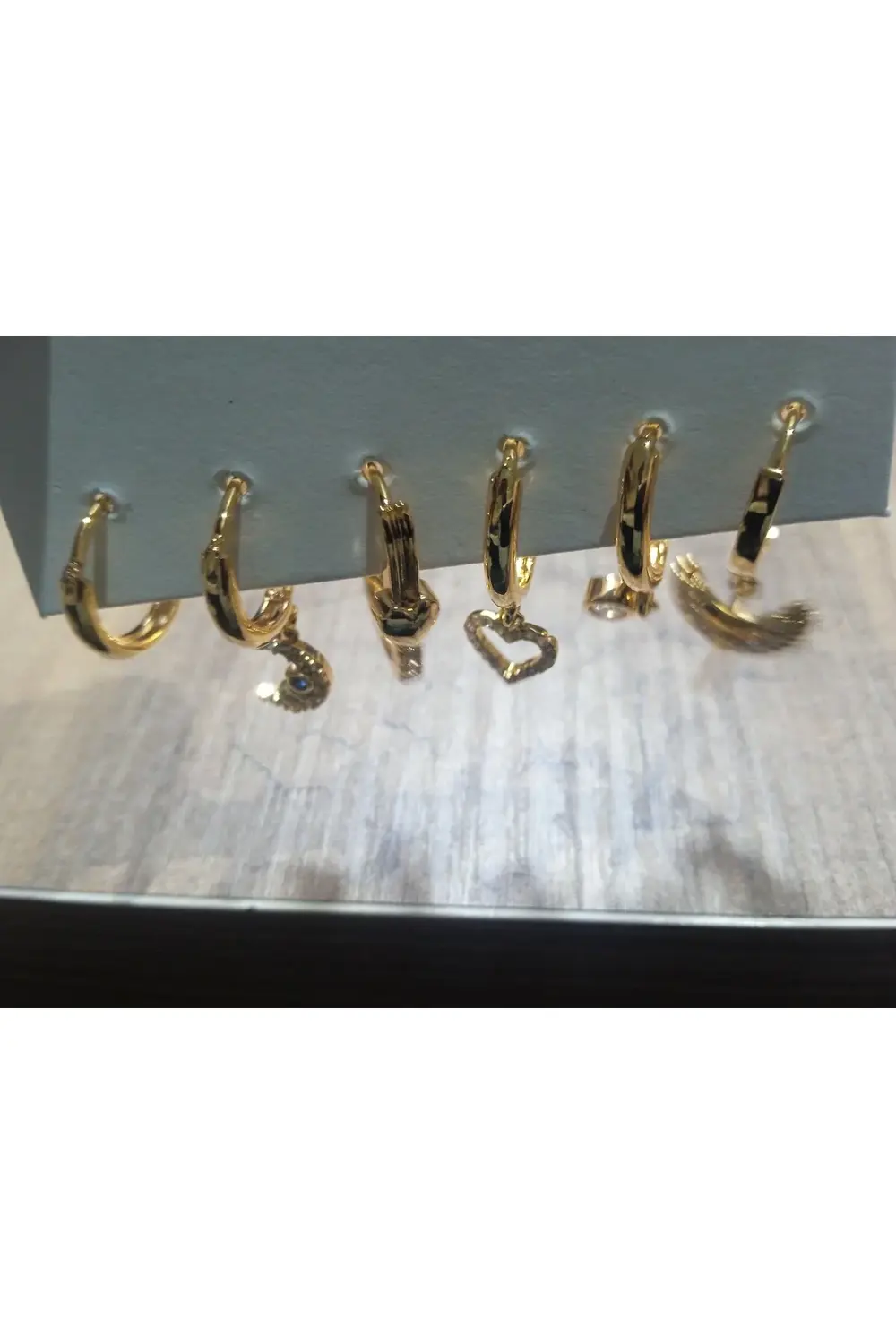 Çelik figürlü küpeler