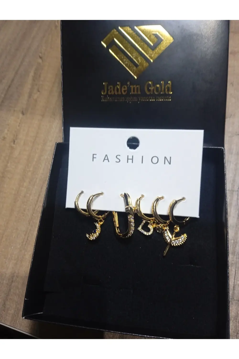 Çelik figürlü küpeler