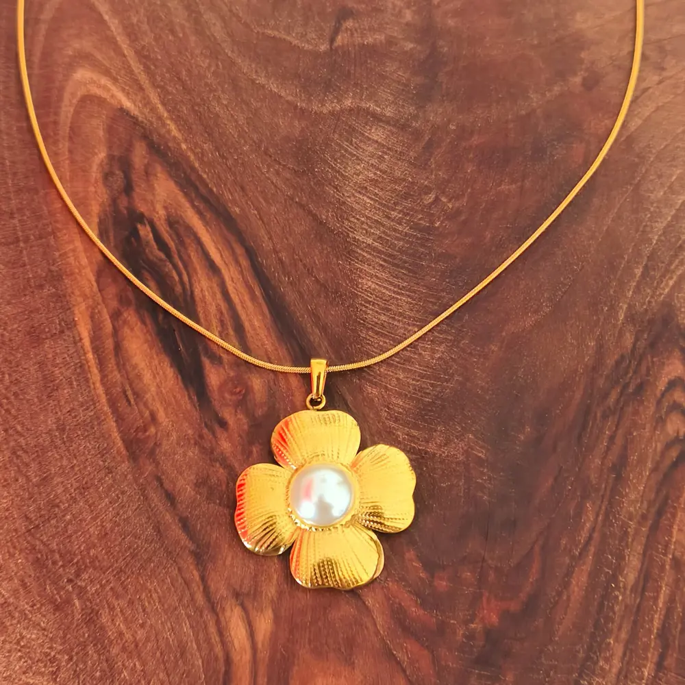 Çelik Papatya Model Gold Kadın Kolye Çelik Papatya Model Gold Kadın Kolye