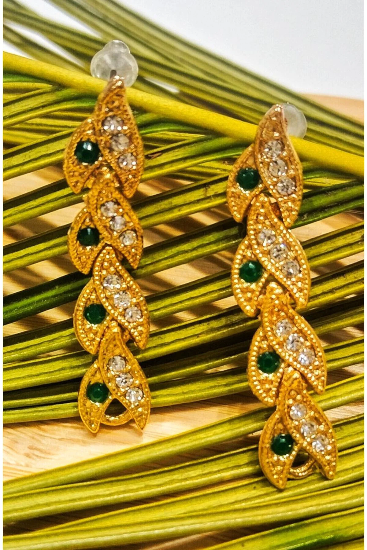 Çelik Taşlı Gold Renk Küpe