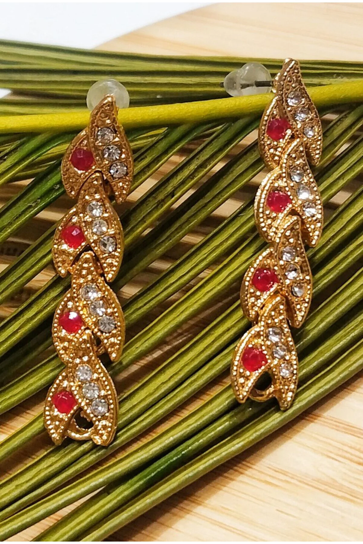 Çelik Taşlı Gold Renk Küpe