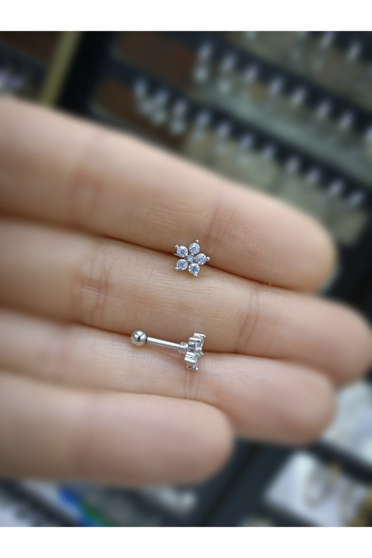 Cerrahi Çelik Gümüş Renk Çiçek Tragus Helix Kıkırdak Piercingi