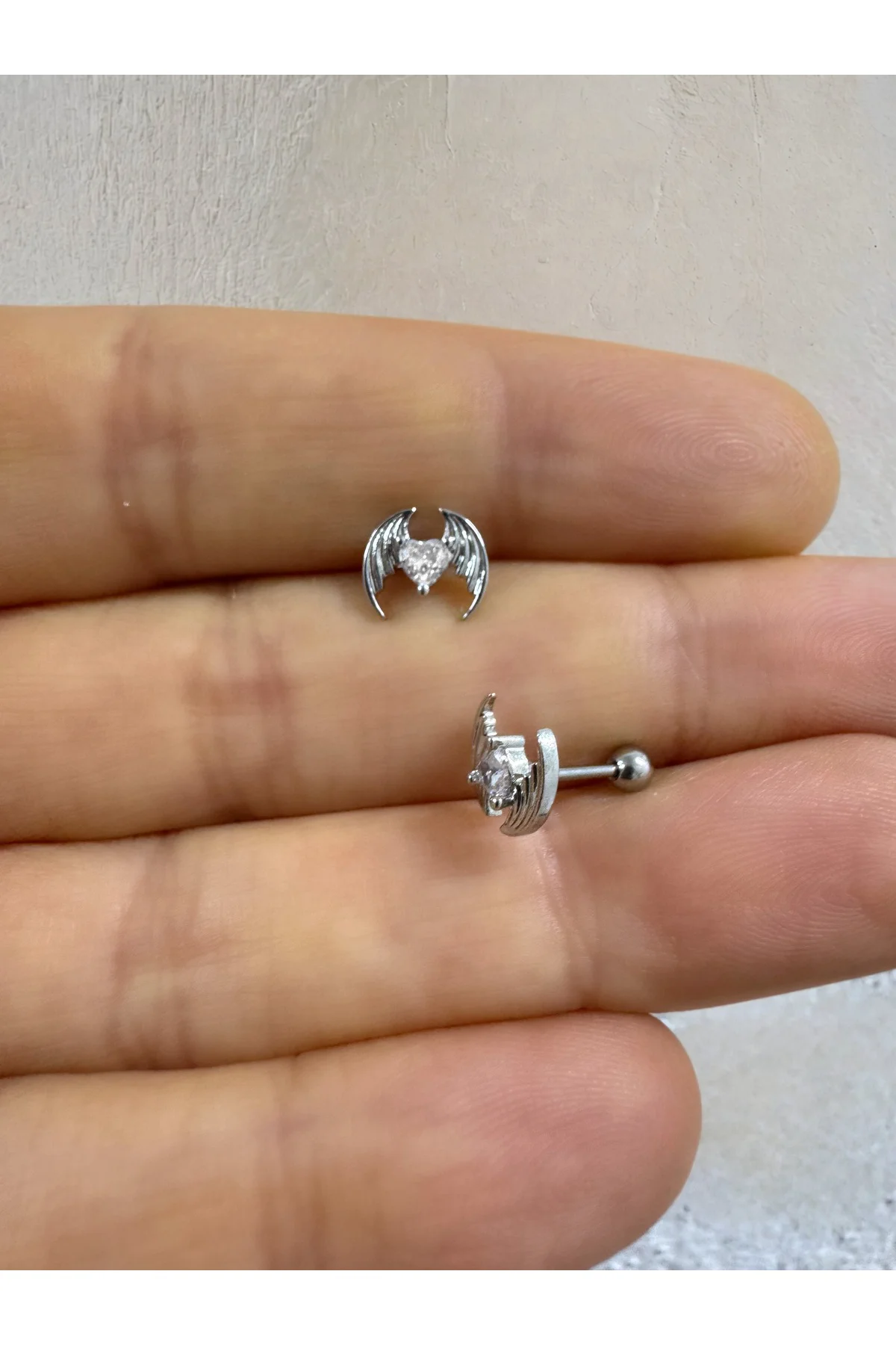 Cerrahi çelik kalpli kanatlı tragus helix lobe uyumlu 1 adet piercing