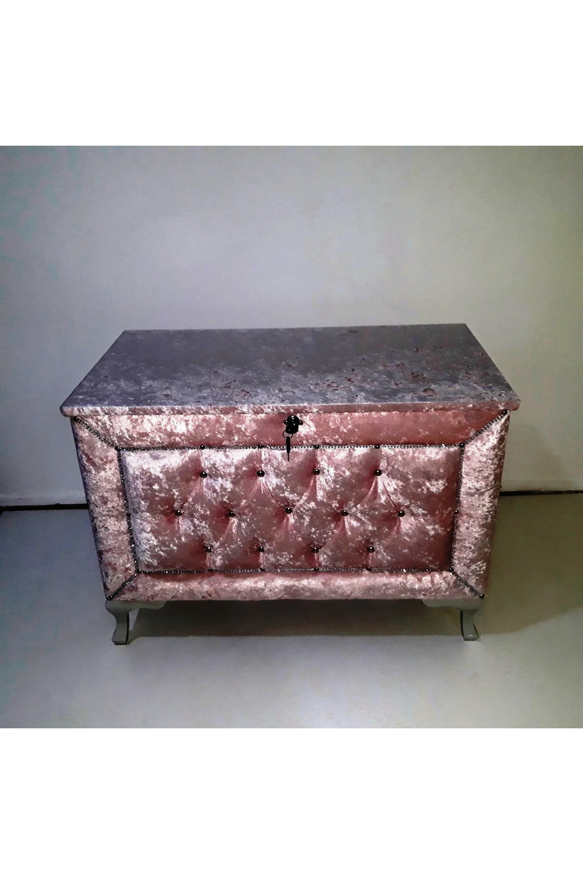 Çeyiz Sandık 12350 Kapitone Büyük Tekli Model PEMBE Kadife Kumaş İçi tela El Yapı Çeyiz Sandık 12350 Kapitone Büyük Tekli Model PEMBE Kadife Kumaş İçi tela El Yapı