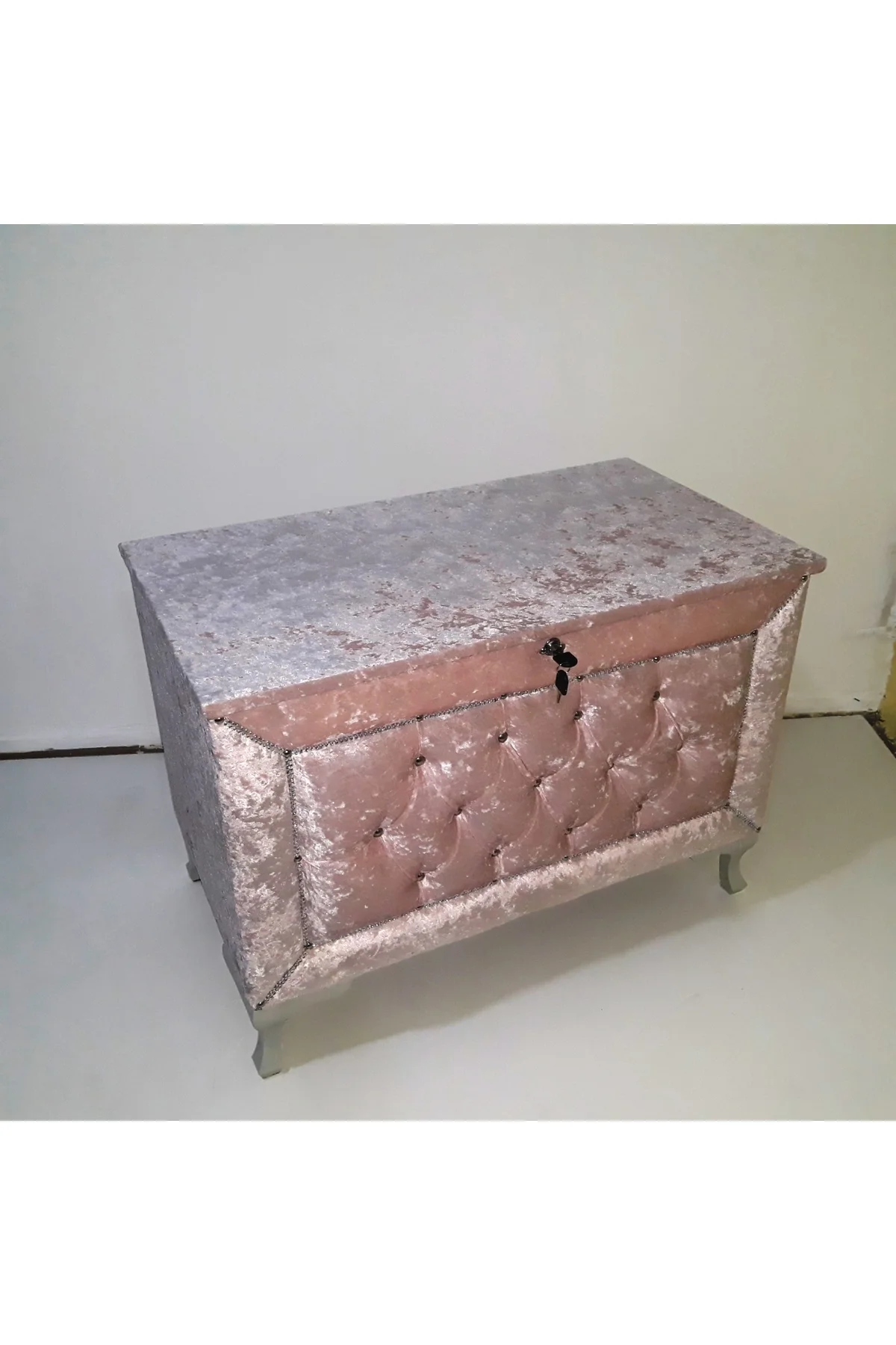 Çeyiz Sandık 12350 Kapitone Büyük Tekli Model PEMBE Kadife Kumaş İçi tela El Yapı Çeyiz Sandık 12350 Kapitone Büyük Tekli Model PEMBE Kadife Kumaş İçi tela El Yapı - Görsel 2