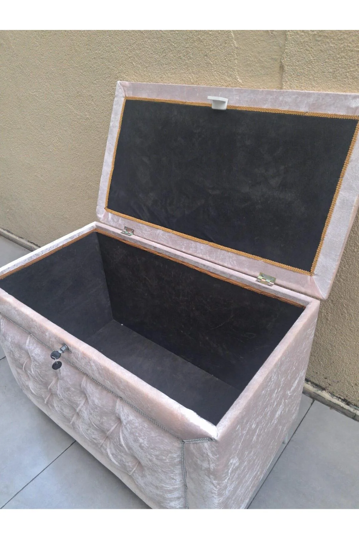 Çeyiz Sandık 12350 Kapitone Büyük Tekli Model PEMBE Kadife Kumaş İçi tela El Yapı Çeyiz Sandık 12350 Kapitone Büyük Tekli Model PEMBE Kadife Kumaş İçi tela El Yapı - Görsel 8