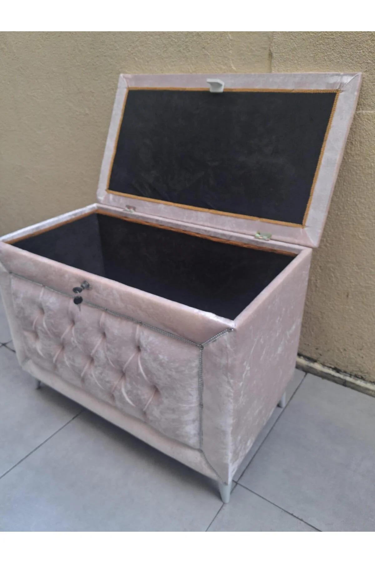 Çeyiz Sandık 12350 Kapitone Büyük Tekli Model PEMBE Kadife Kumaş İçi tela El Yapı Çeyiz Sandık 12350 Kapitone Büyük Tekli Model PEMBE Kadife Kumaş İçi tela El Yapı - Görsel 7