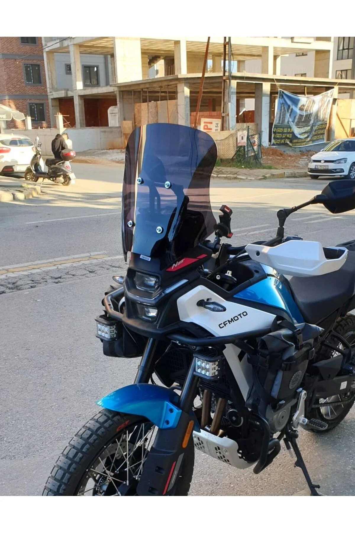 CF Moto 450 MT Ön Cam 2023-2026 Model 41cm Siyah Renkli 4mm YOKTU