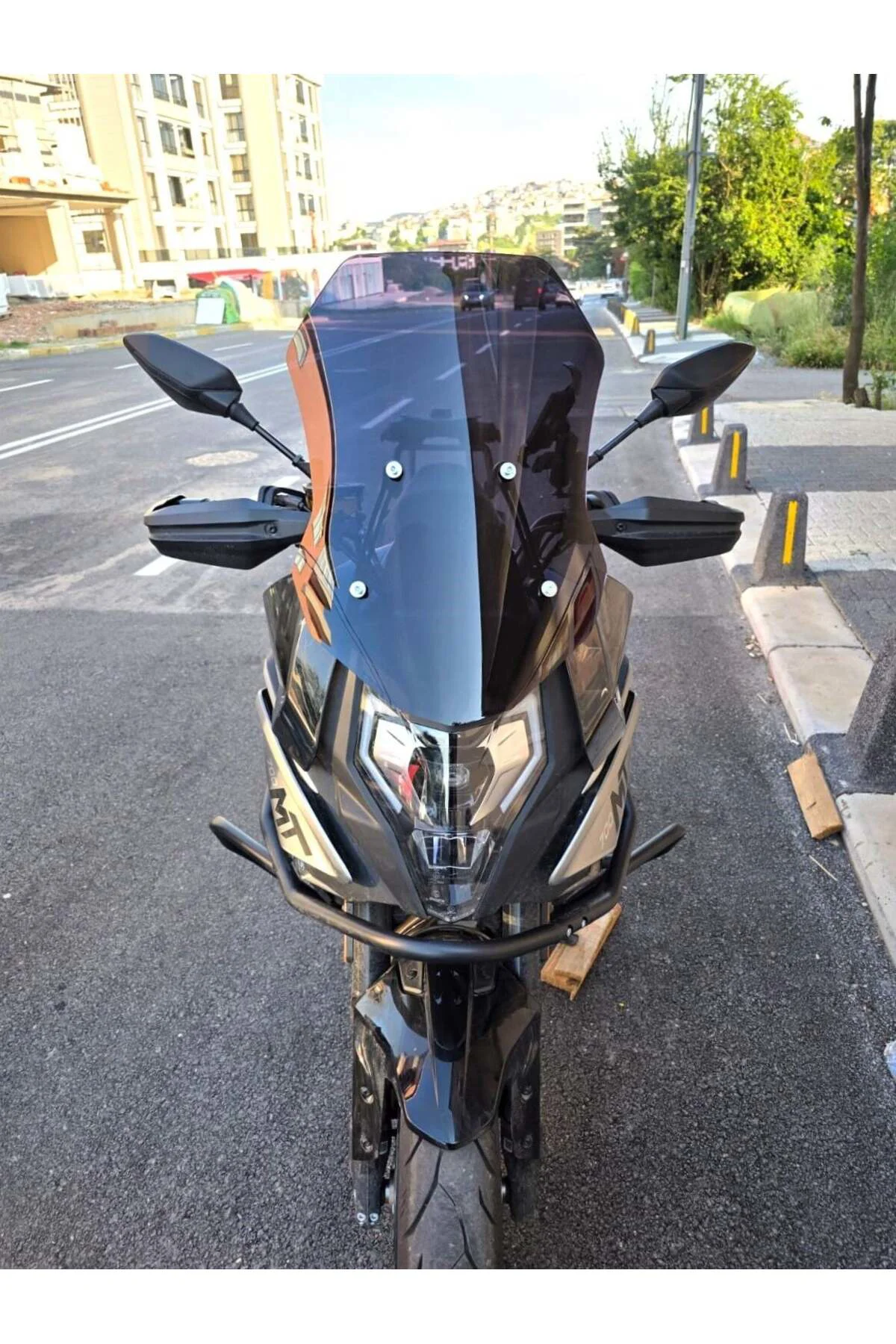 CF Moto 700 MT Ön Cam 2023-2026 Model 56cm Siyah Renkli 4mm YOKTU