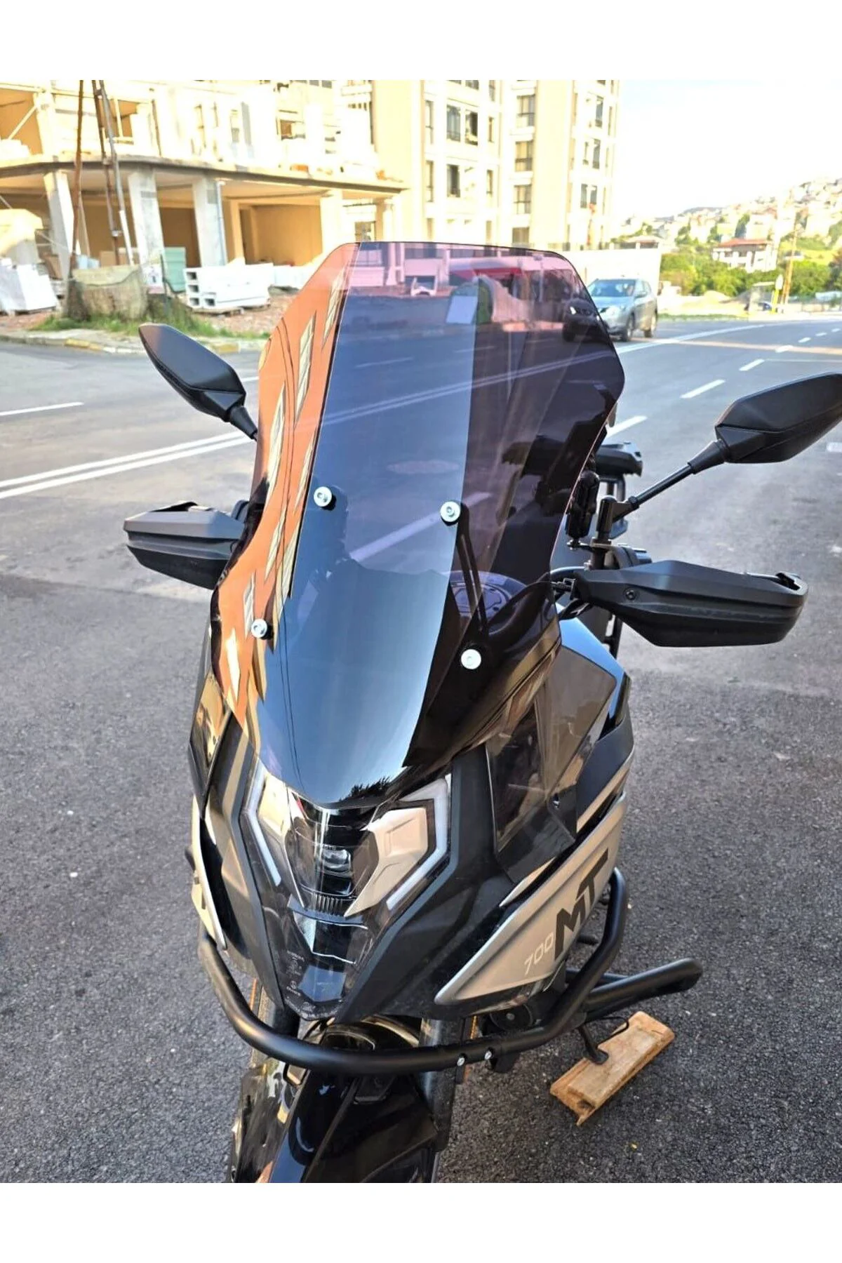 CF Moto 700 MT Ön Cam 2023-2026 Model 56cm Siyah Renkli 4mm YOKTU