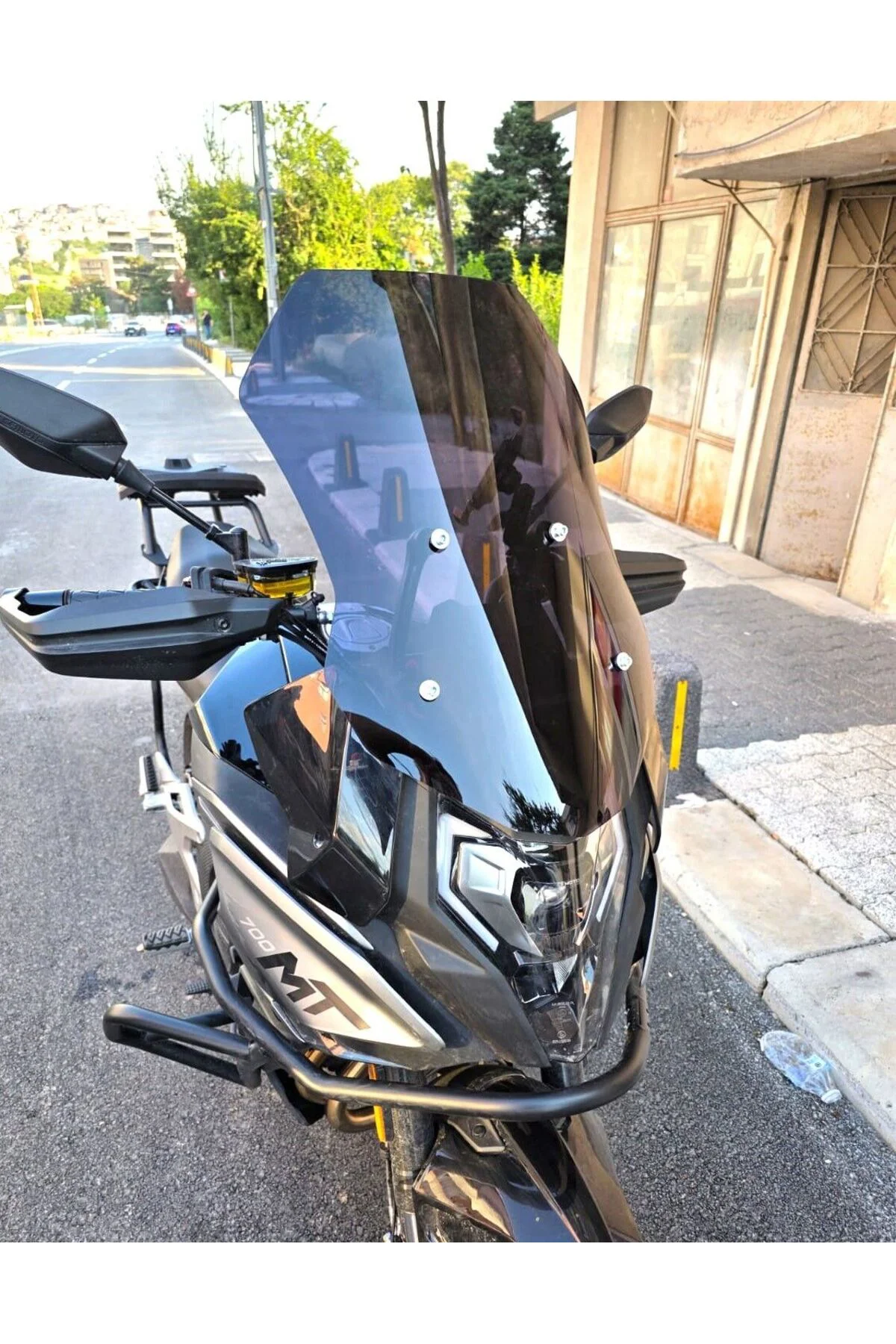 CF Moto 700 MT Ön Cam 2023-2026 Model 56cm Siyah Renkli 4mm YOKTU