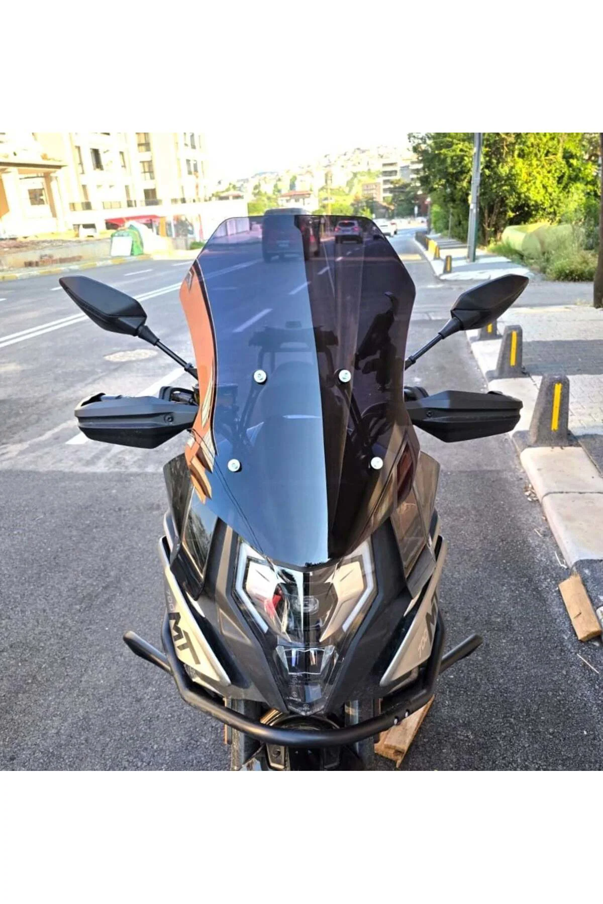 CF Moto 700 MT Ön Cam 2023-2026 Model 56cm Siyah Renkli 4mm YOKTU