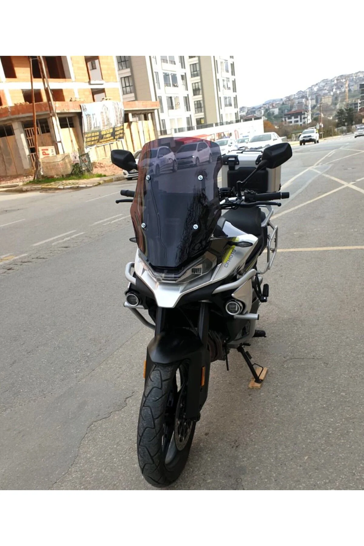 CF Moto 800 MT Ön Cam 2019-2026 Model 57cm Siyah Renkli 4mm YOKTU