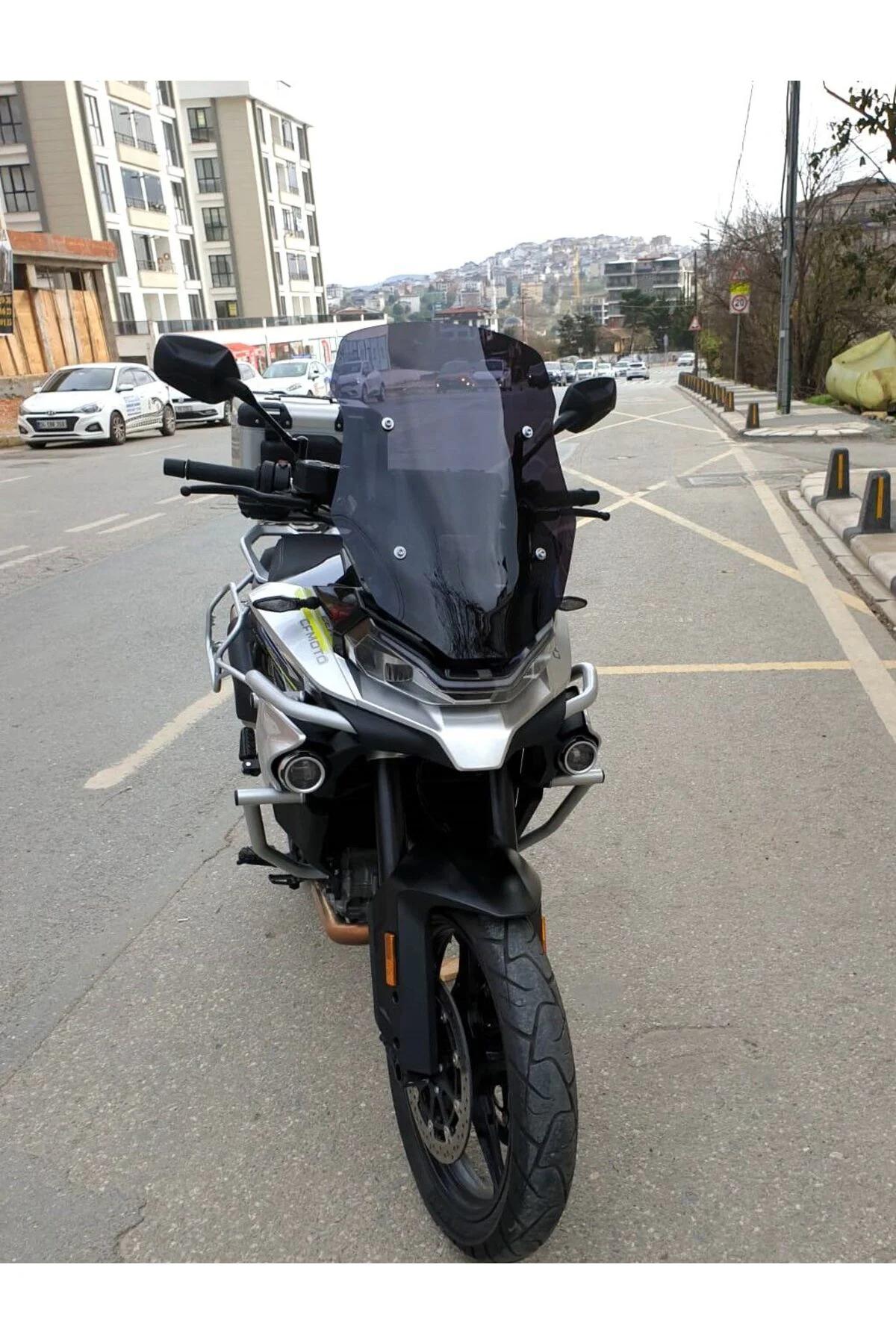 CF Moto 800 MT Ön Cam 2019-2026 Model 57cm Siyah Renkli 4mm YOKTU