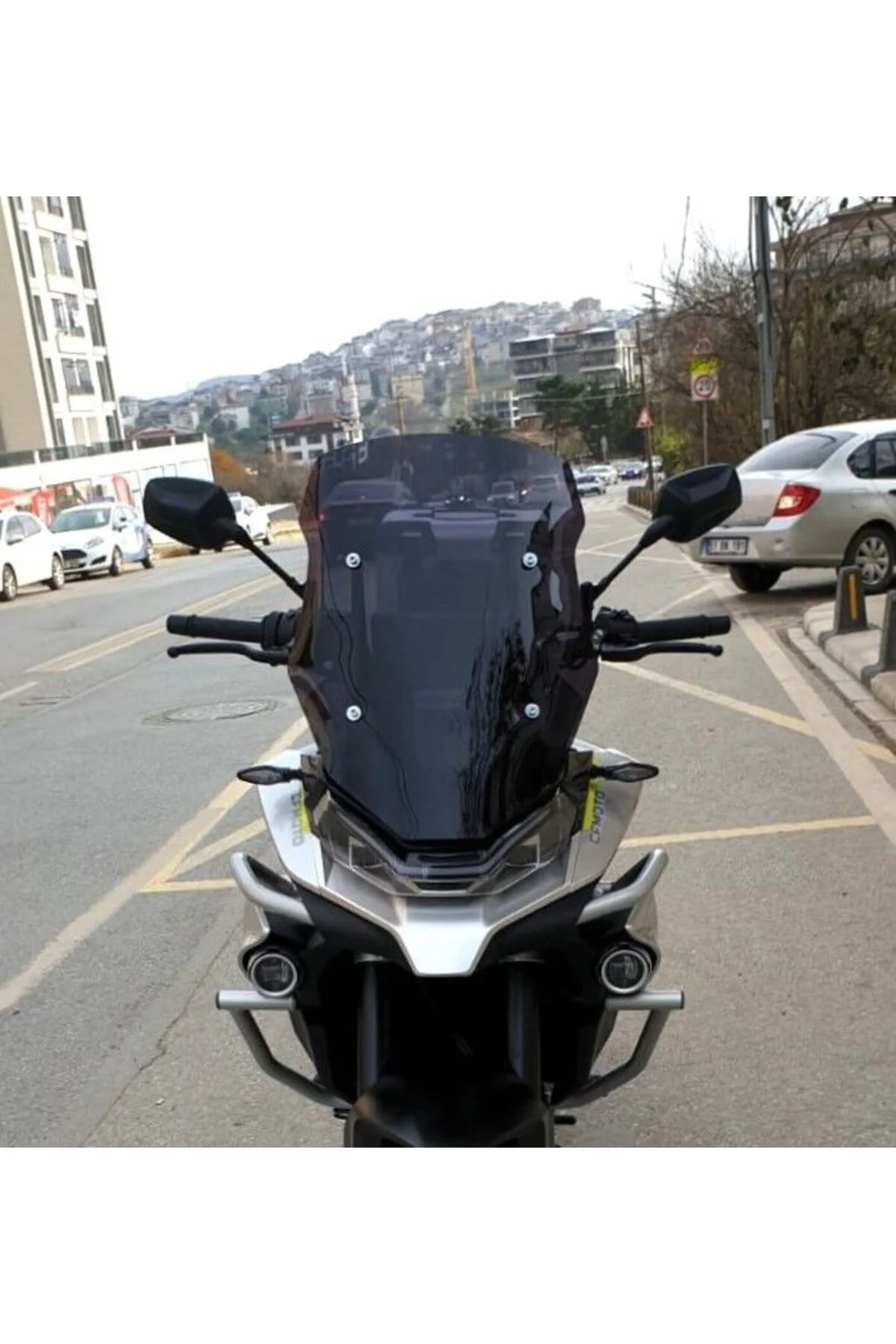 CF Moto 800 MT Ön Cam 2019-2026 Model 57cm Siyah Renkli 4mm YOKTU