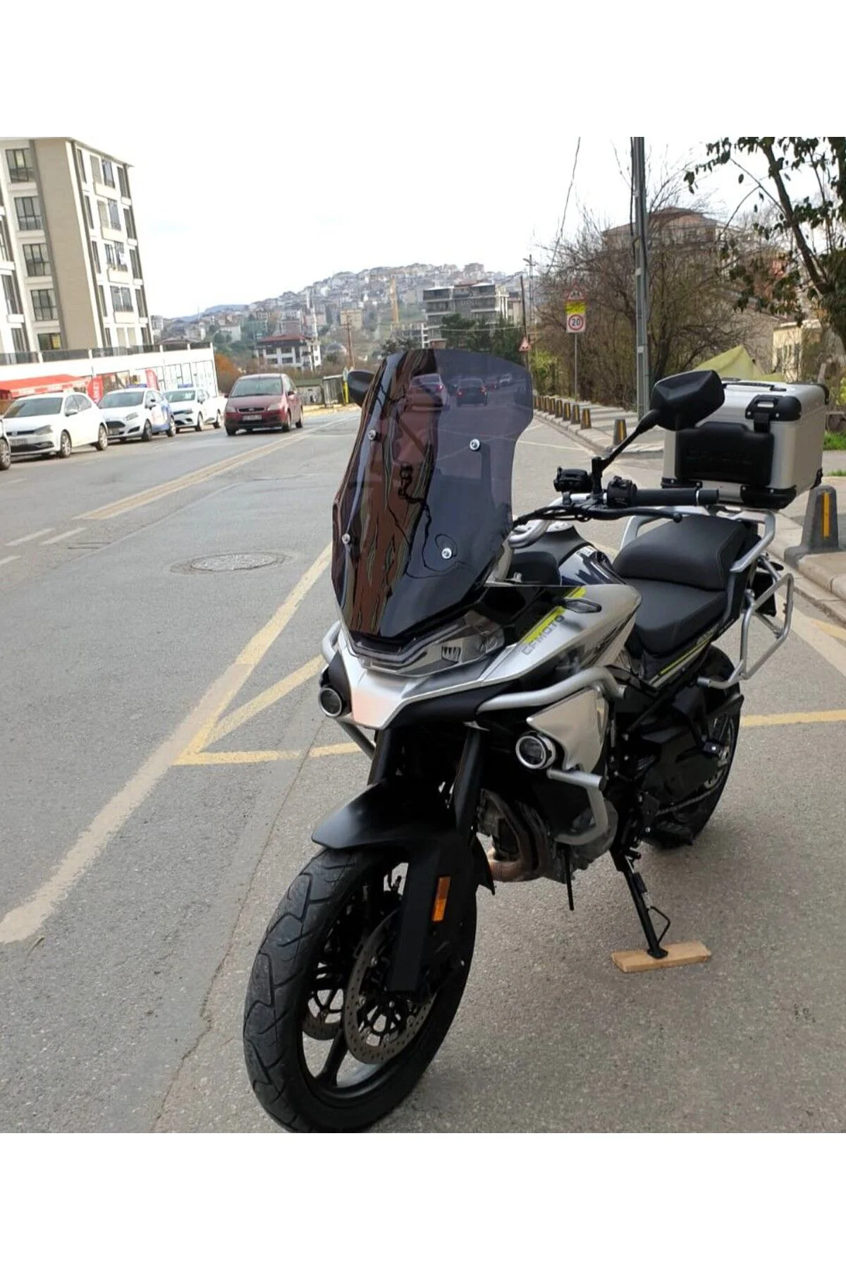 CF Moto 800 MT Ön Cam 2019-2026 Model 57cm Siyah Renkli 4mm YOKTU