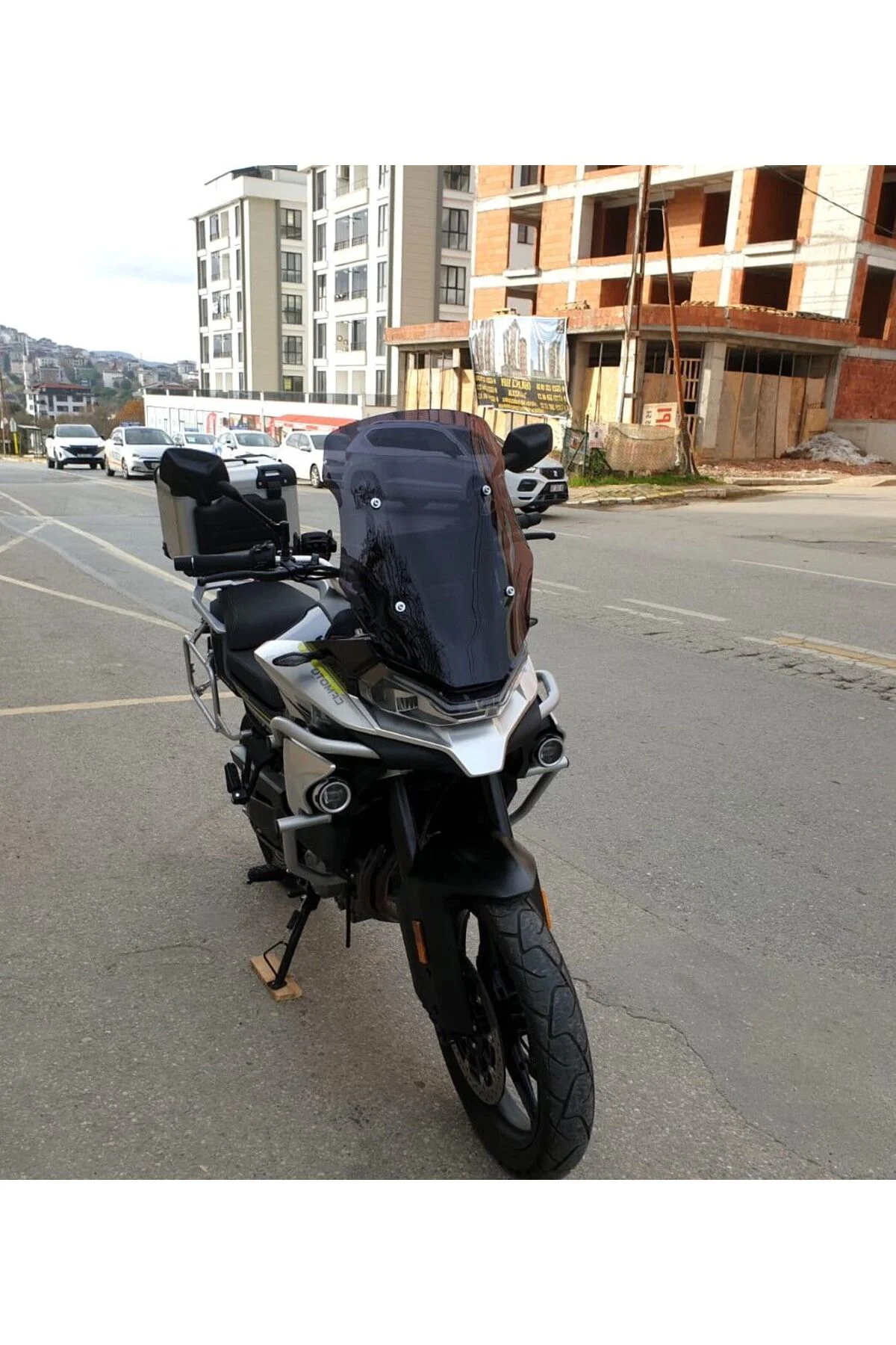 CF Moto 800 MT Ön Cam 2019-2026 Model 57cm Siyah Renkli 4mm YOKTU