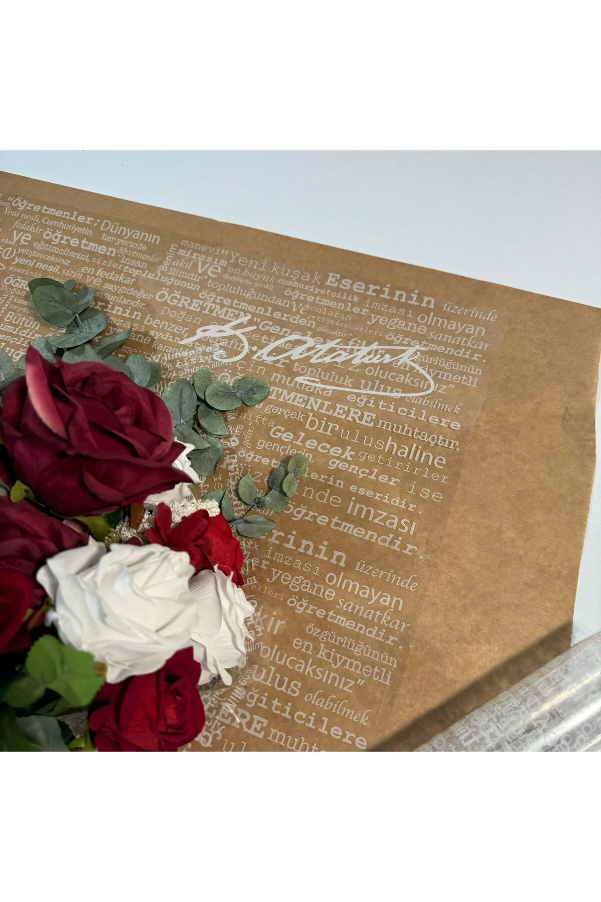 Çiçek Buket Ambalaj Jelatin Kağıdı (Öğretmenler günü özel seri, Atatürk sözleri) 55x55cm (5 adet) Çiçek Buket Ambalaj Jelatin Kağıdı (Öğretmenler günü özel seri, Atatürk sözleri) 55x55cm (5 adet) - Görsel 4
