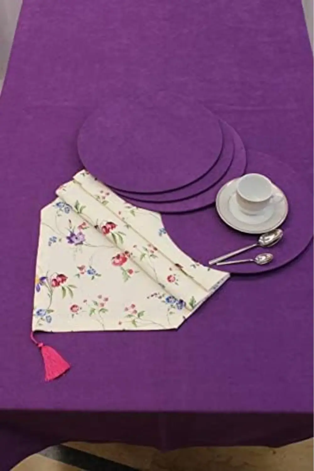 Çiçek Desenli Beyaz Zemin Arka Plan Dijital Baskılı Runner Amerik