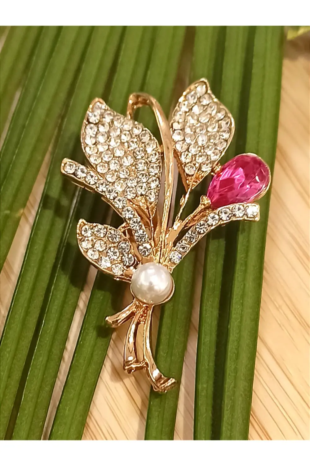Çiçek Figürlü Broş