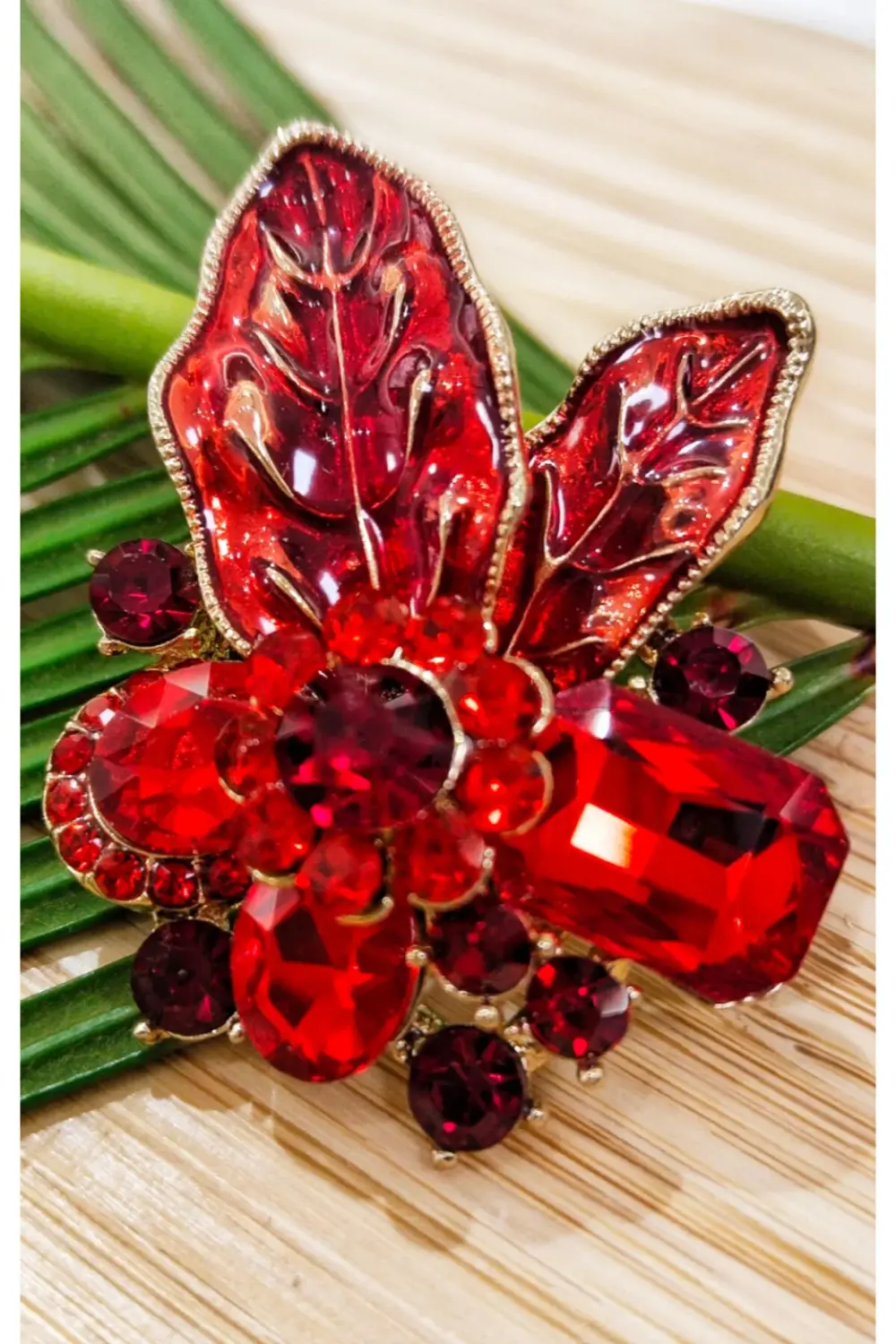 Çiçek Figürlü Broş