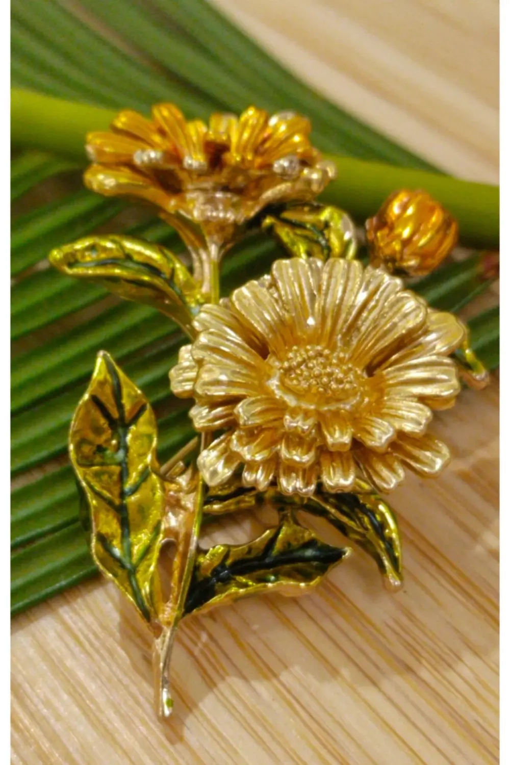 Çiçek Figürlü Broş