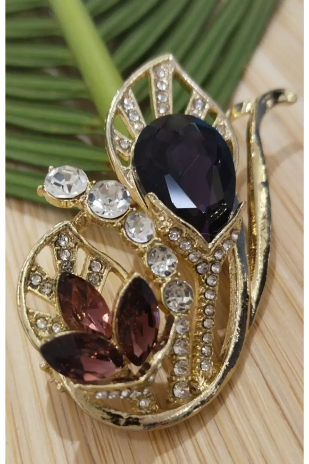 Çiçek Figürlü Broş