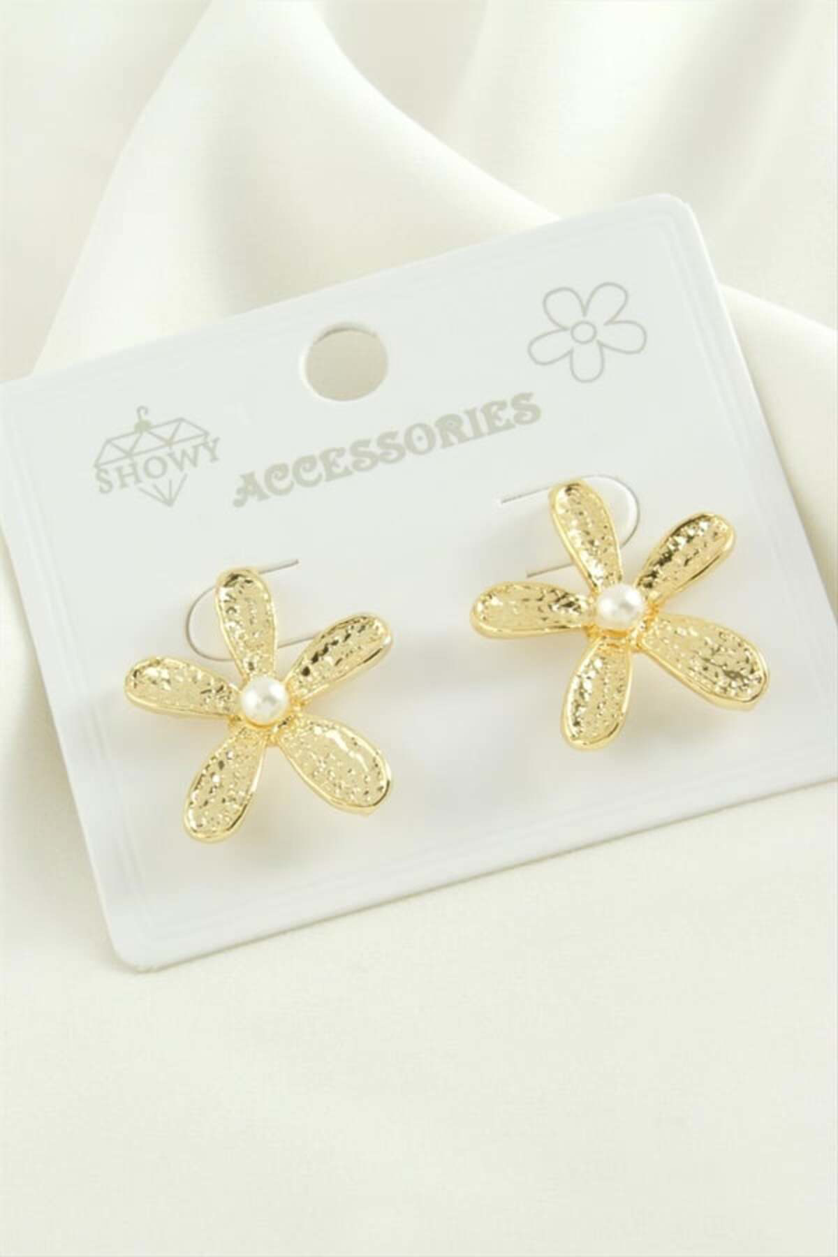 Çiçek İnci Detaylı Kaplamalı Metal Küpe – Trend Tasarım, Zarif