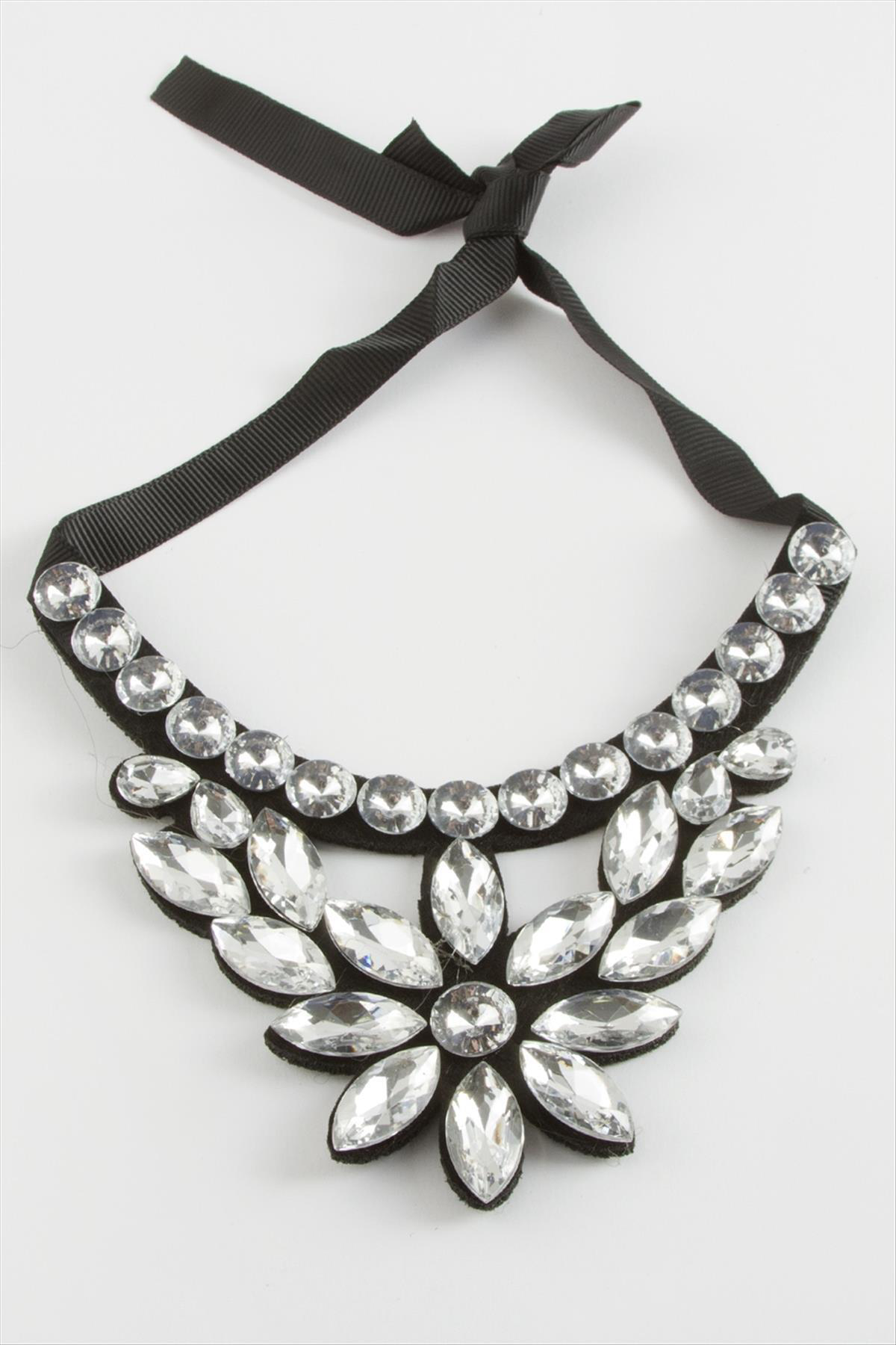 Çiçek Taşlı Yaka Kolye