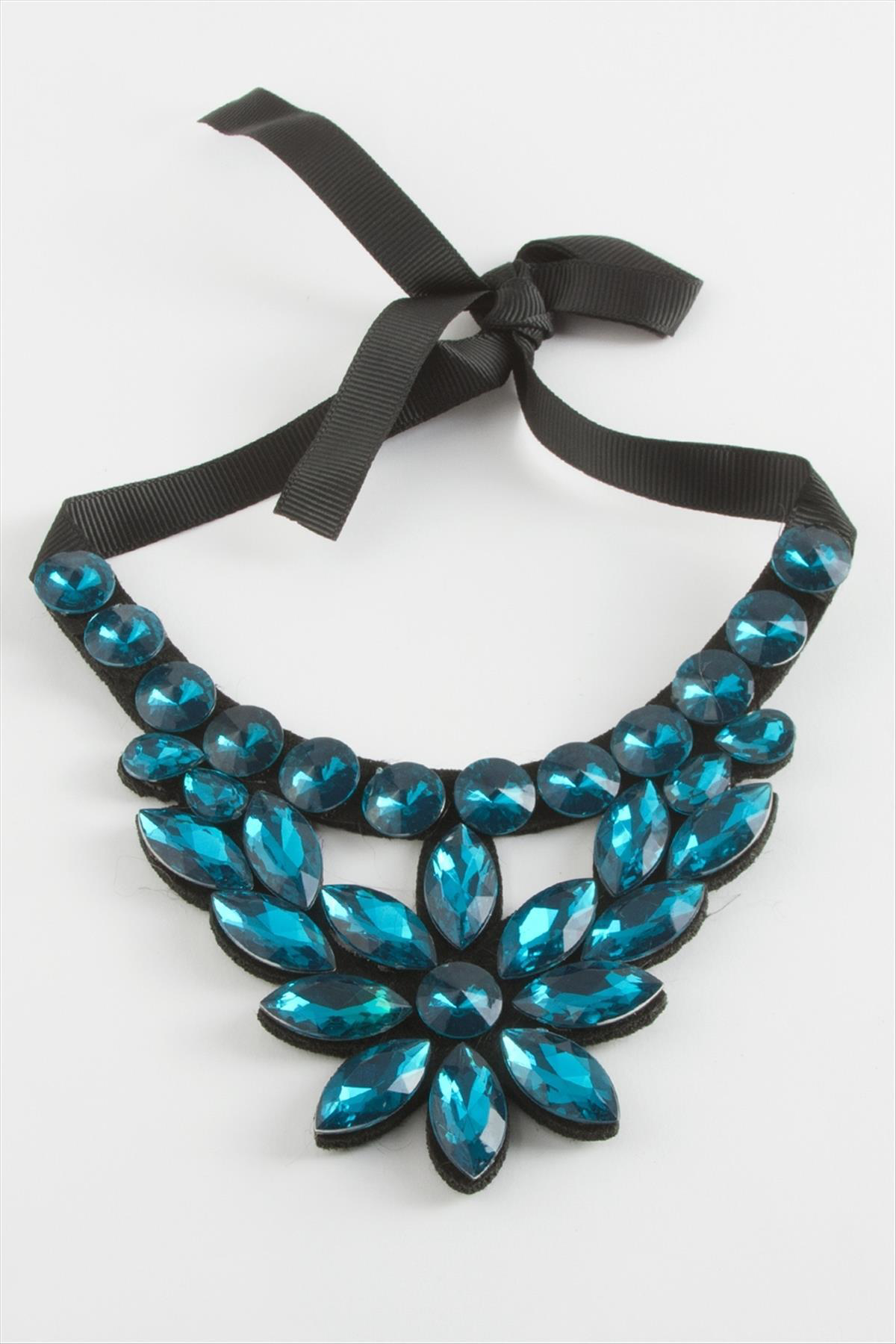 Çiçek Taşlı Yaka Kolye