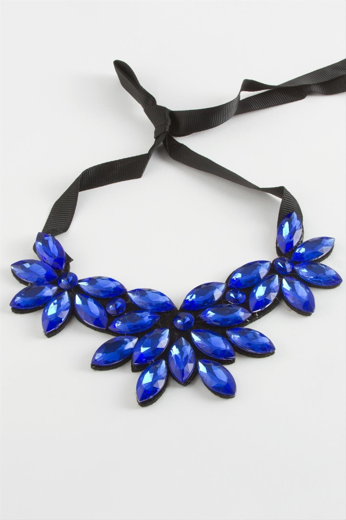 Çiçek Taşlı Yaka Kolye