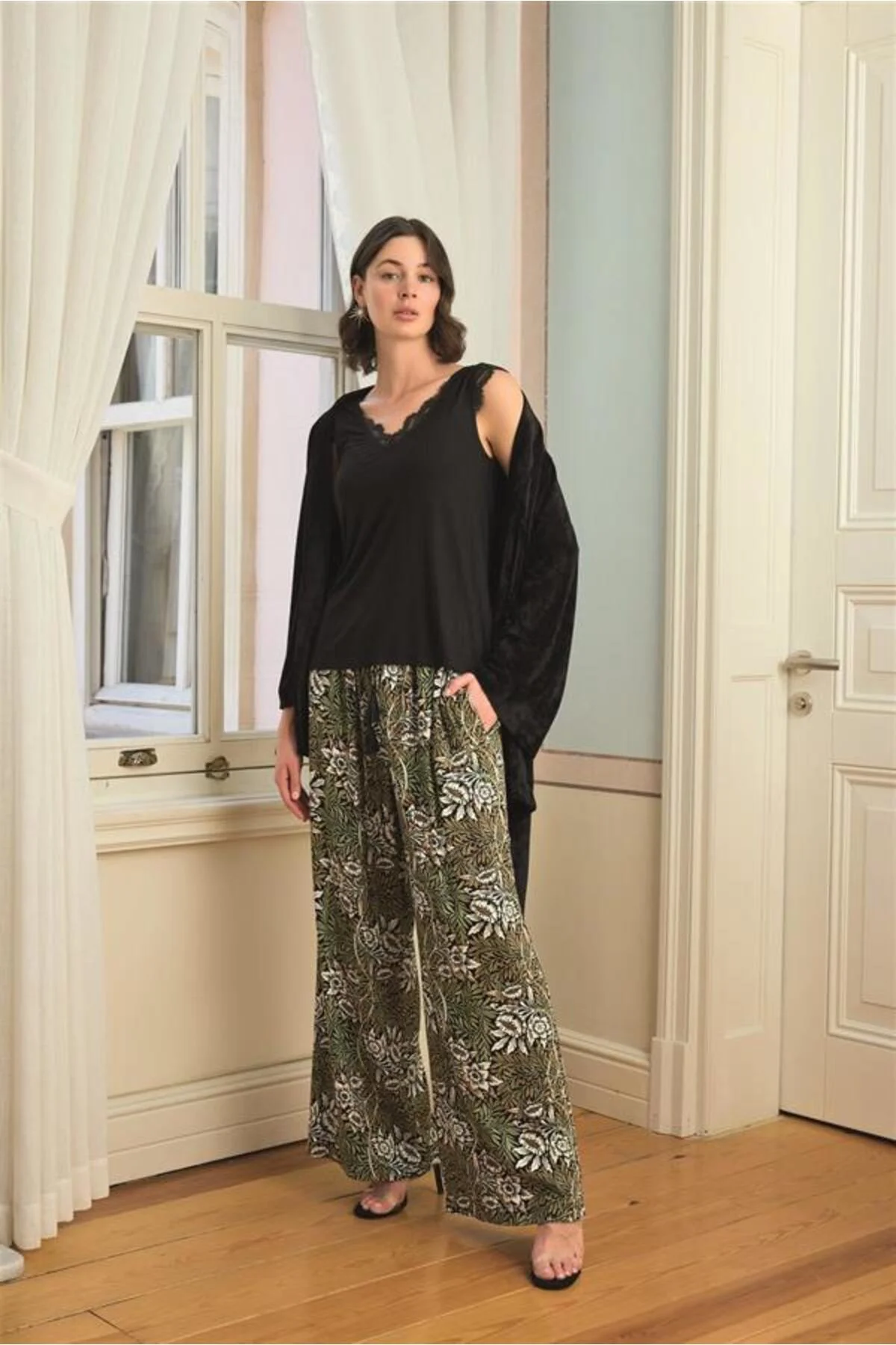 Çiçek Yaprak ve Etnik Desenli Dantelli 3’lü Pijama Takımı