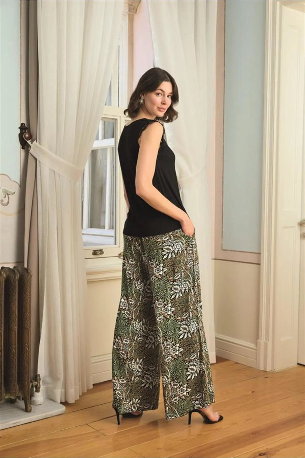 Çiçek Yaprak ve Etnik Desenli Dantelli 3’lü Pijama Takımı