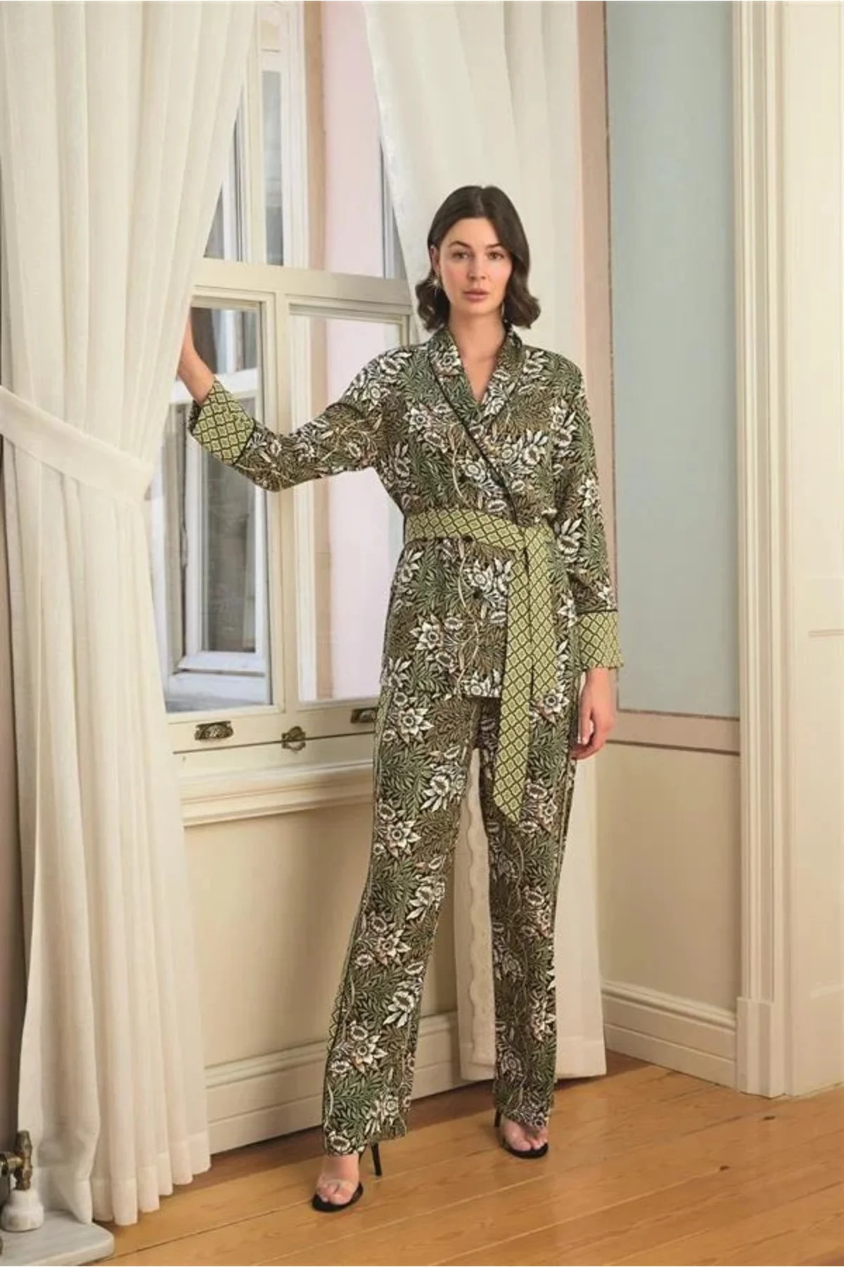 Çiçek Yaprak ve Etnik Desenli Pijama Takımı Fiyatı, Yorumları ve Özellikleri