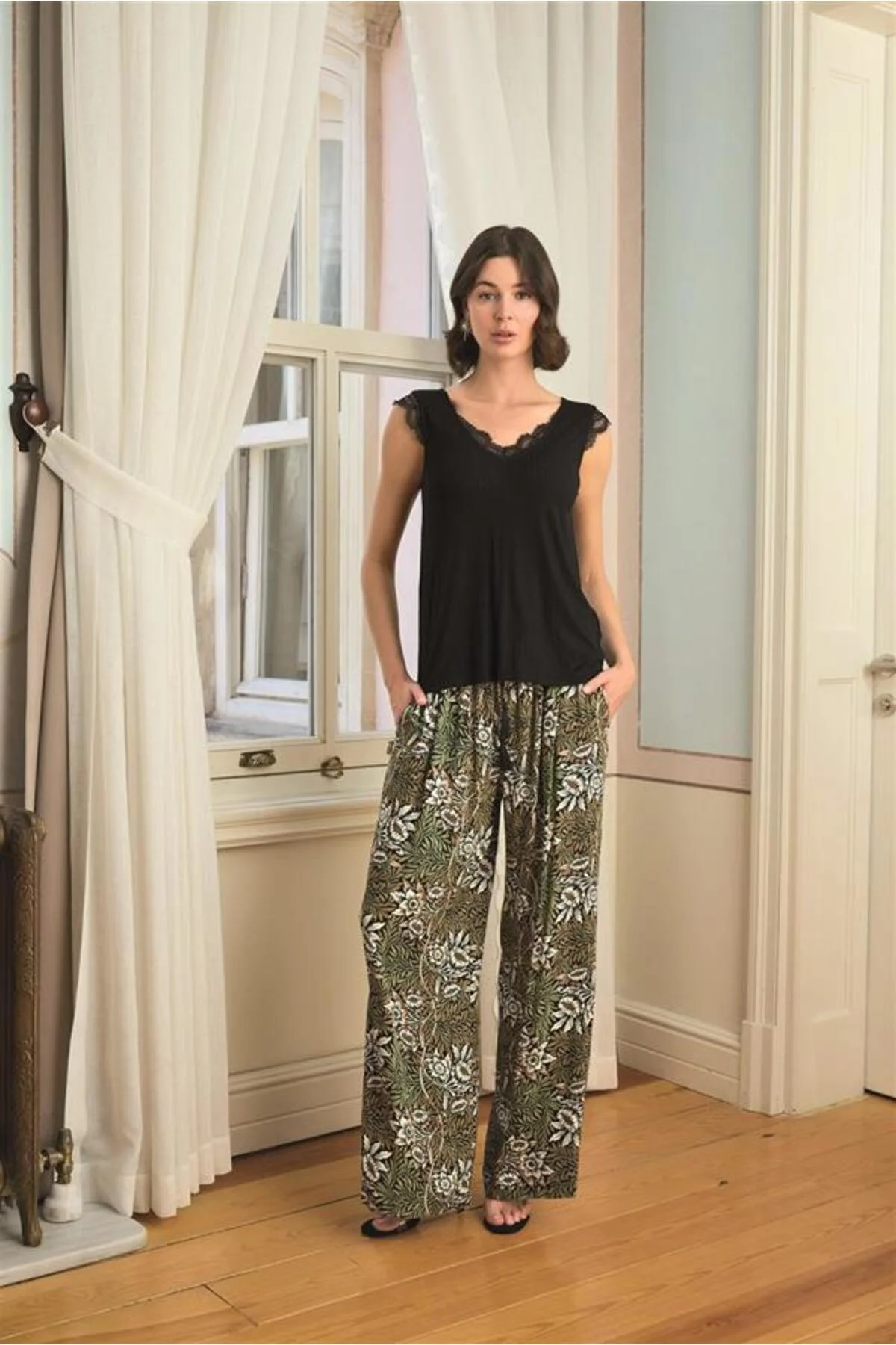 Çiçek Yaprak ve Etnik Desenli Dantelli 3’lü Pijama Takımı
