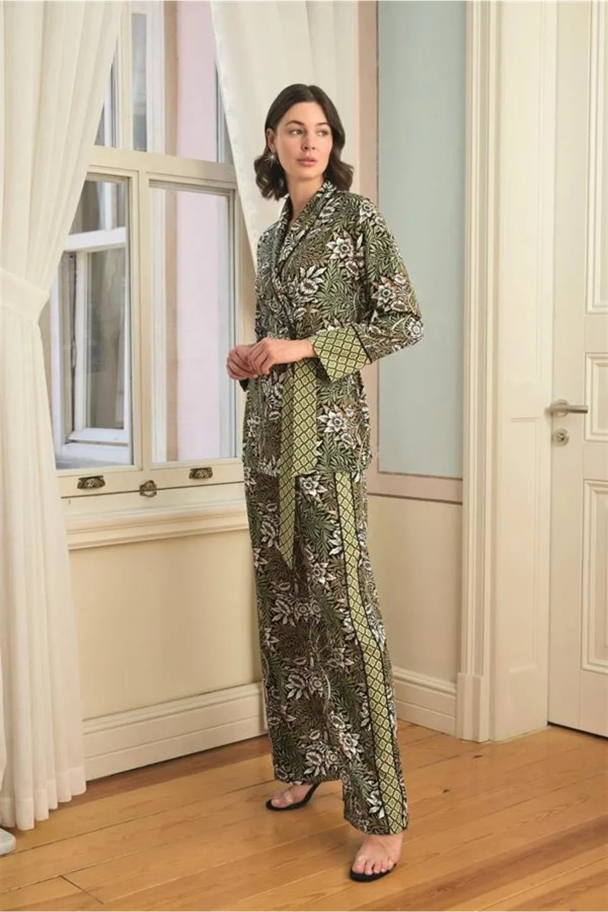 Çiçek Yaprak ve Etnik Desenli Pijama Takımı Fiyatı, Yorumları ve Özellikleri